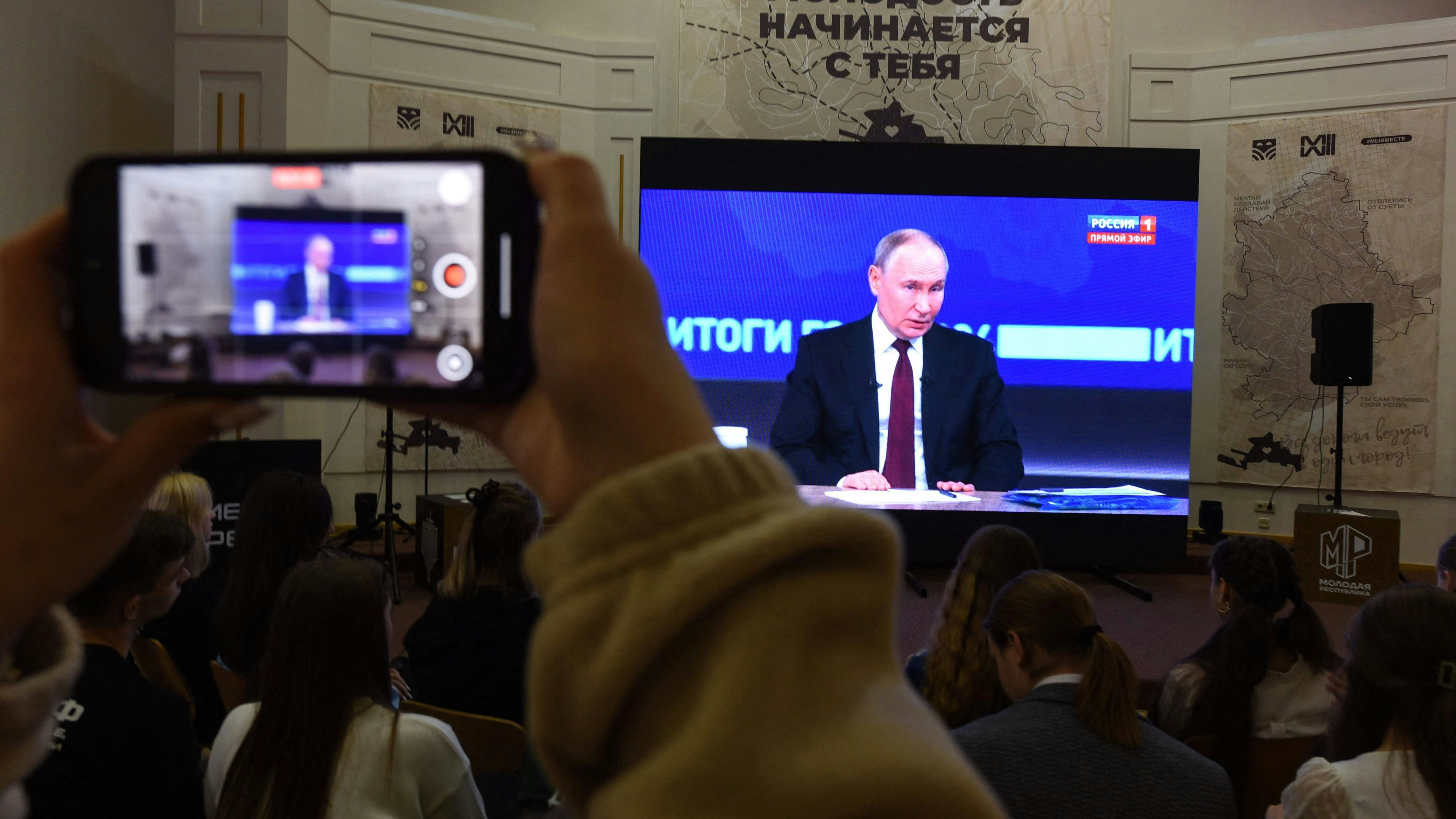 Download von www.picturedesk.com am 19.12.2024 (19:28).  Activists of various youth organisations of the Donetsk People's Republic watch a live broadcast of Russian President Vladimir Putin's annual end-of-year press conference at a palace of culture in Donetsk, Russian-controlled Ukraine, on December 19, 2024. (Photo by STRINGER / AFP) - 20241219_PD2907 - Rechteinfo: Rights Managed (RM) Nur für redaktionelle Nutzung! Werbliche Nutzung erfordert Freigabe: bitte schicken Sie uns eine Anfrage.