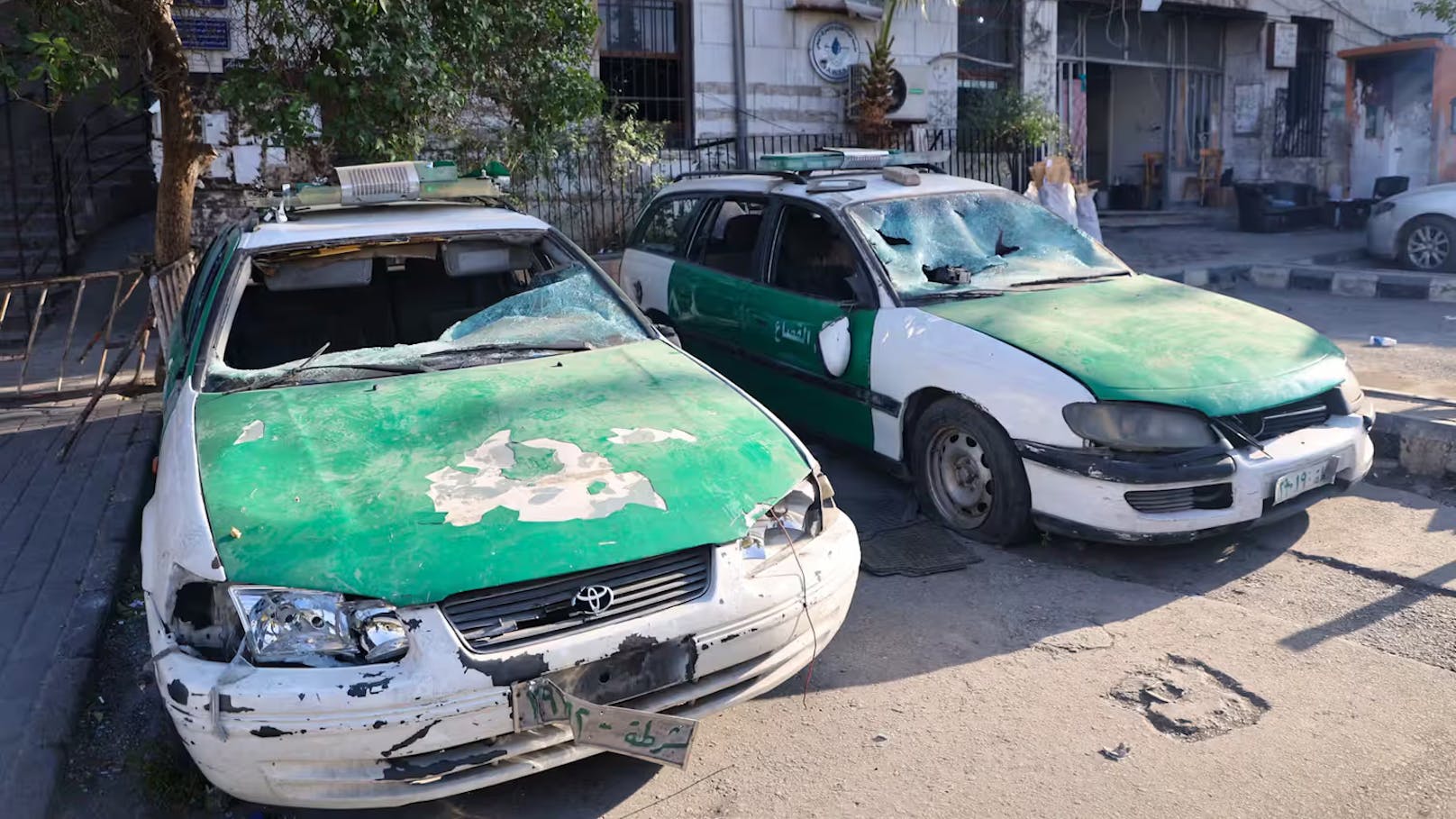 Zerstörte oder verlassene Polizei- und Armeefahrzeuge zeugen vom Umsturz.