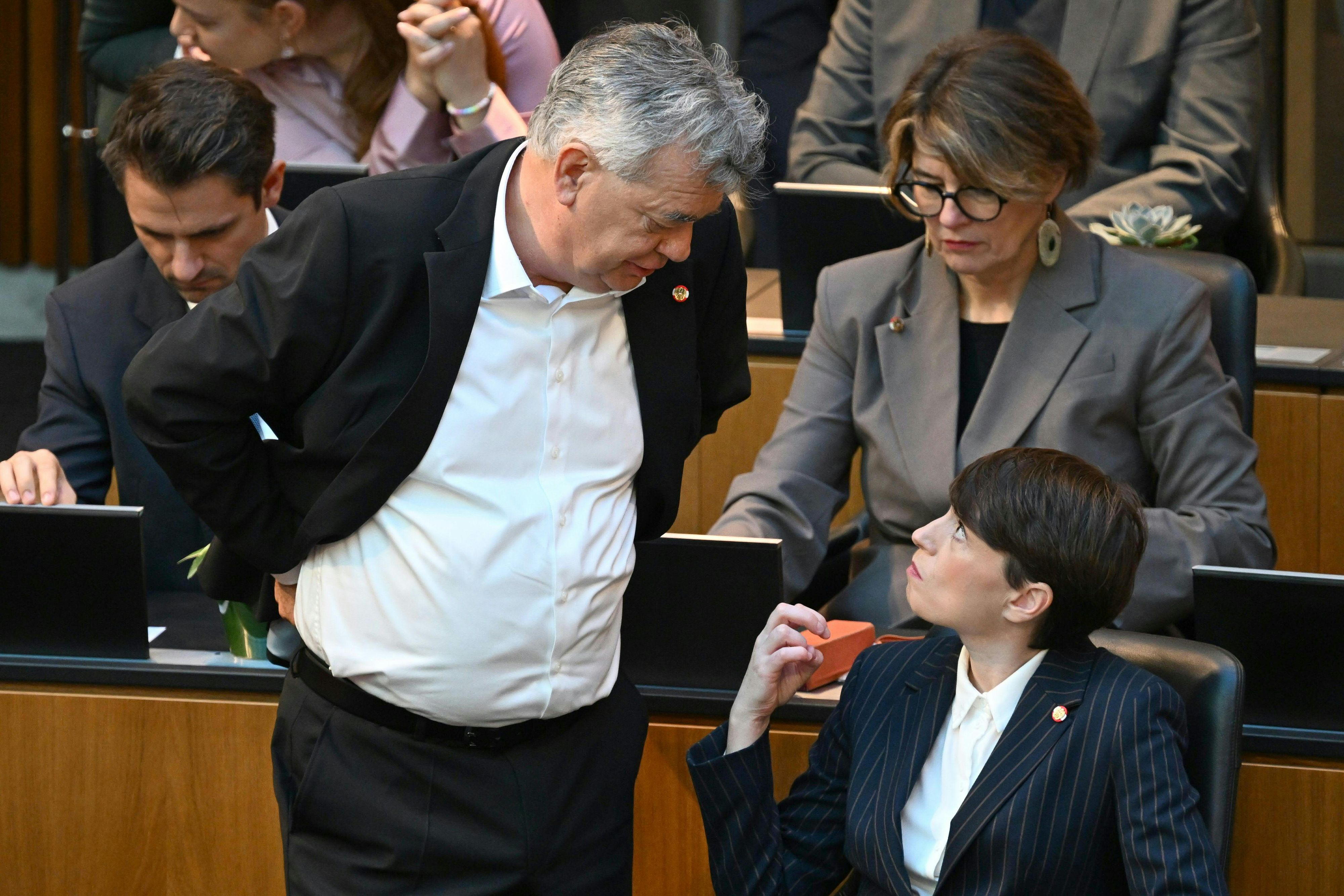 Werner Kogler und Sigrid Maurer (beide Grüne) am 24. Oktober 2024 anlässlich der konstituierenden Sitzung des Nationalrats im Parlament in Wien.