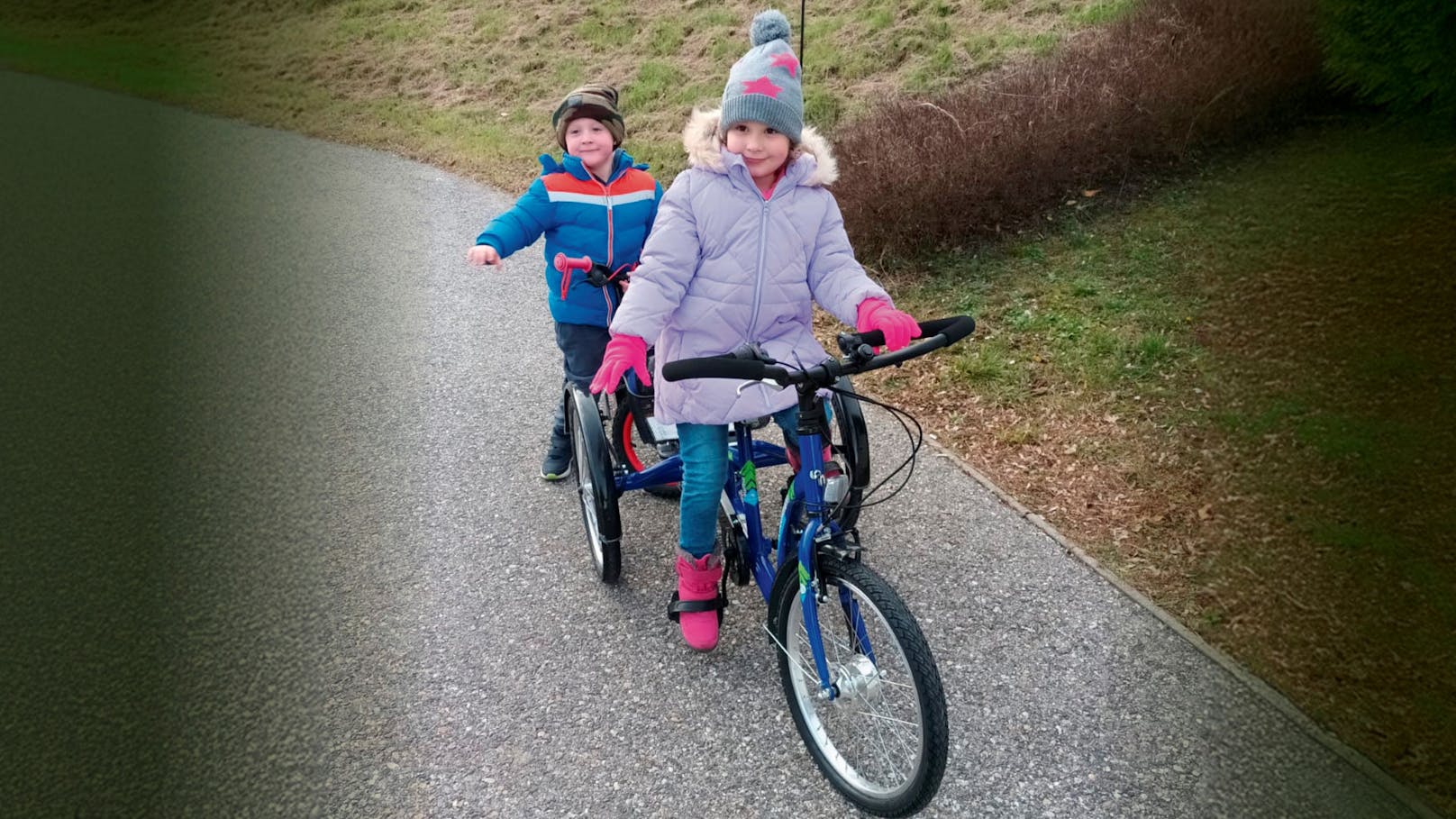 Happy End: Lara kurvt jetzt mit ihrem Bruder um die Wohnsiedlung. 