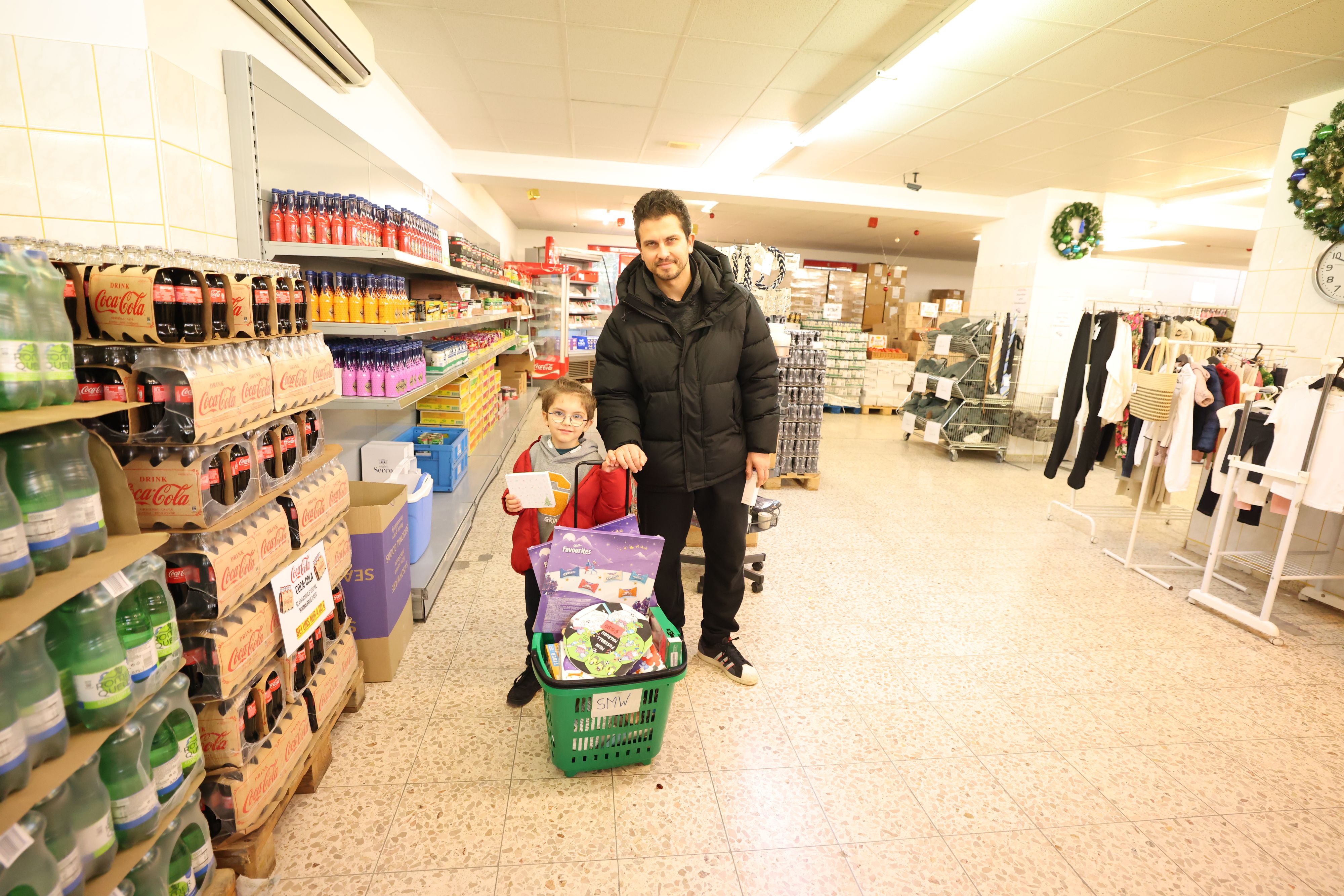 Vater Stefan und sein Sohn kaufen im Sozialmarkt Weihnachtsgeschenke.