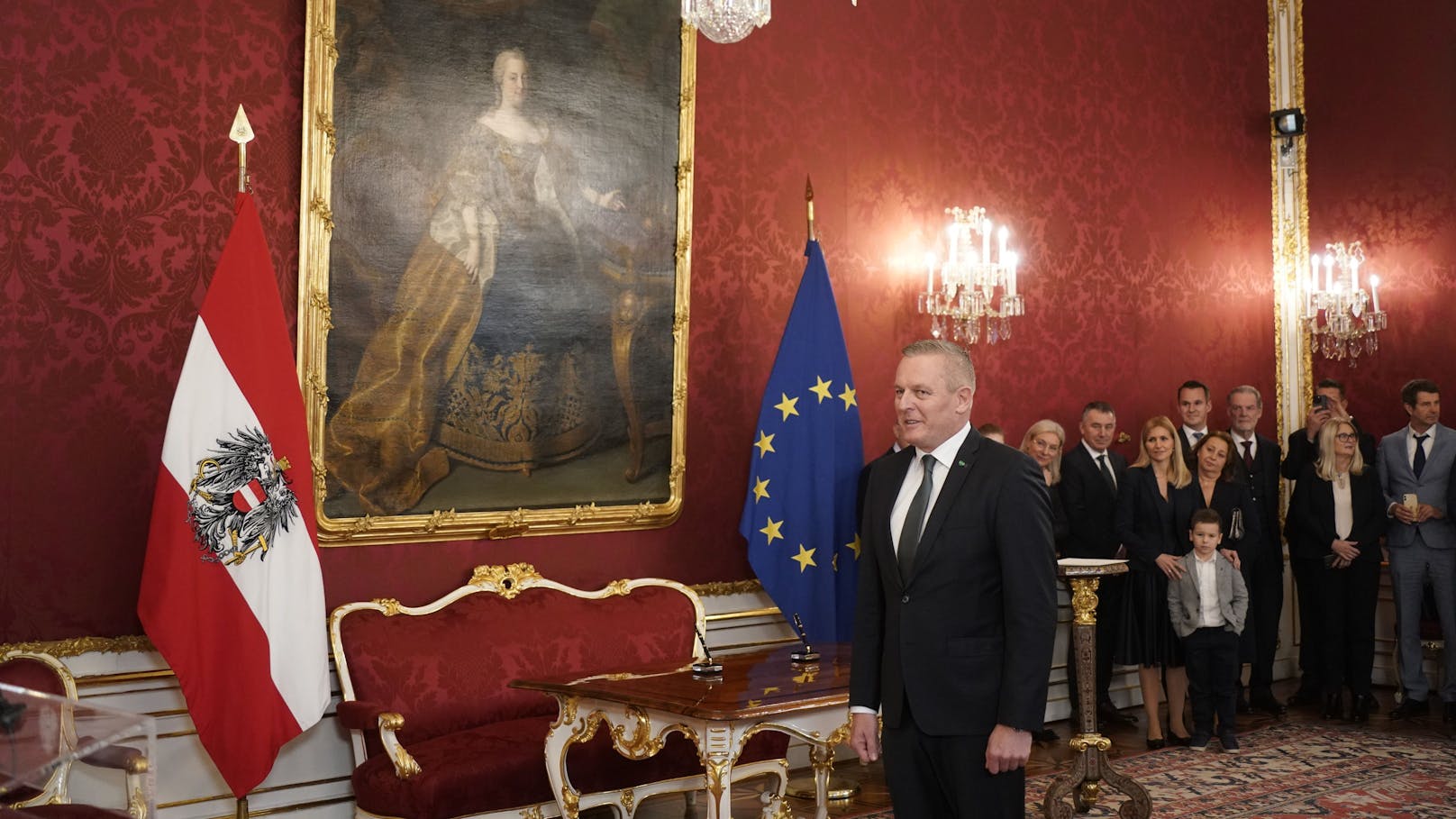 Wurde bereits als Verteidigungsminister von VdB angelobt. Am 19.12.2024 wurde Mario Kunasek auch Landeshauptmann der Steiermark.