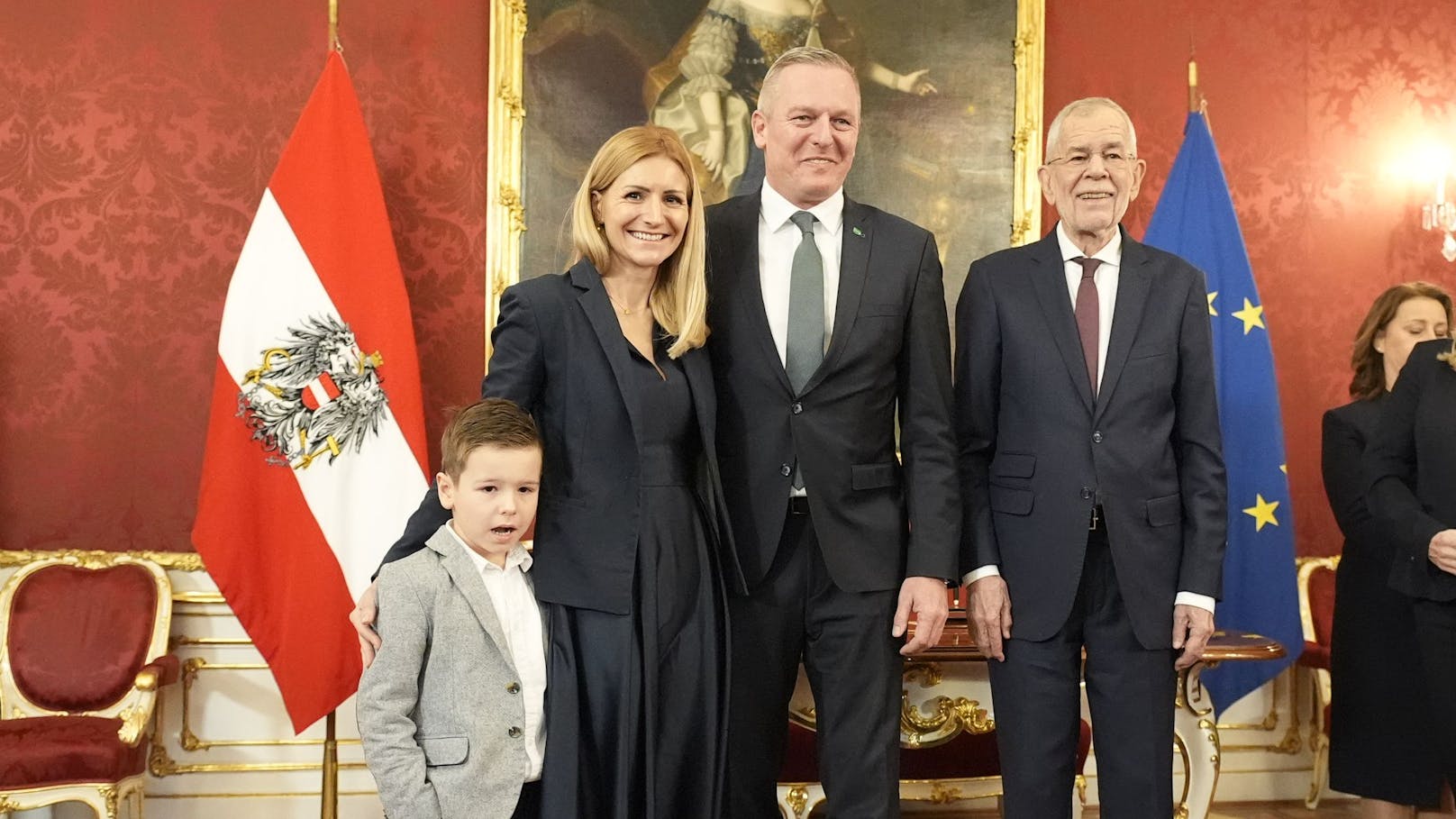 Bundespräsident Alexander Van der Bellen mit Familie Kunasek. Der neue Landeshauptmann Mario wurde auch von Ehefrau Sabrina und Sohn Theo begleitet.