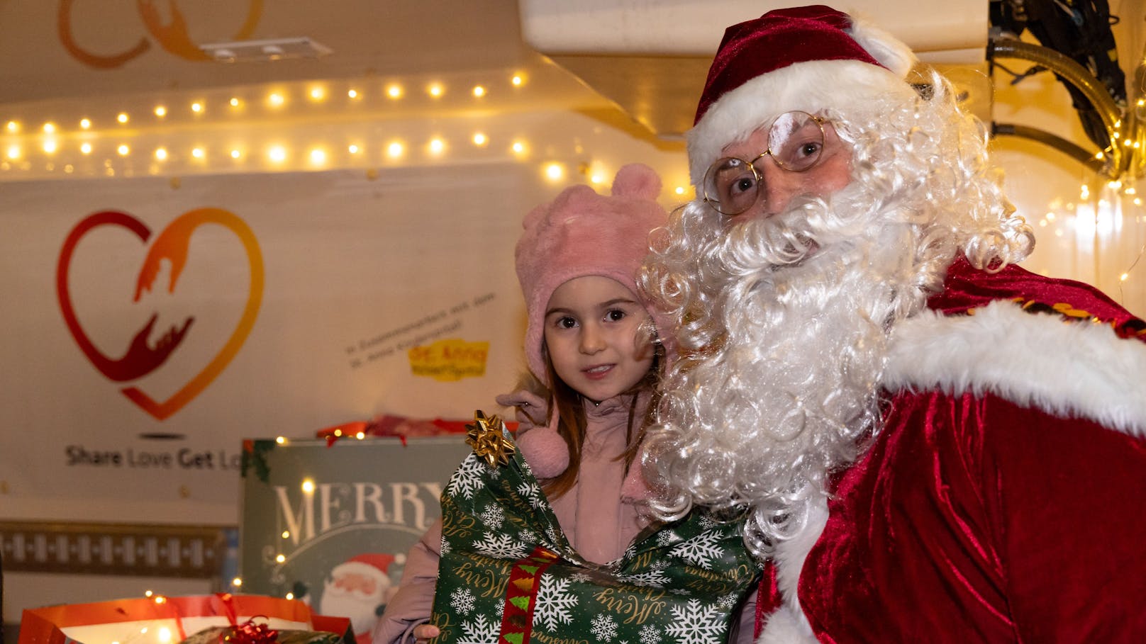 Weihnachtswunder! Fünfhaus-Santa beschenkt kranke Kids