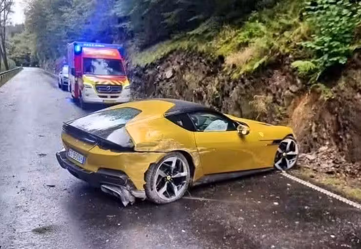 400.000 Euro teurer Ferrari geschrottet: Die Verkehrsbedingungen bei diesem Unfall waren schwierig, mit rutschiger Fahrbahn.