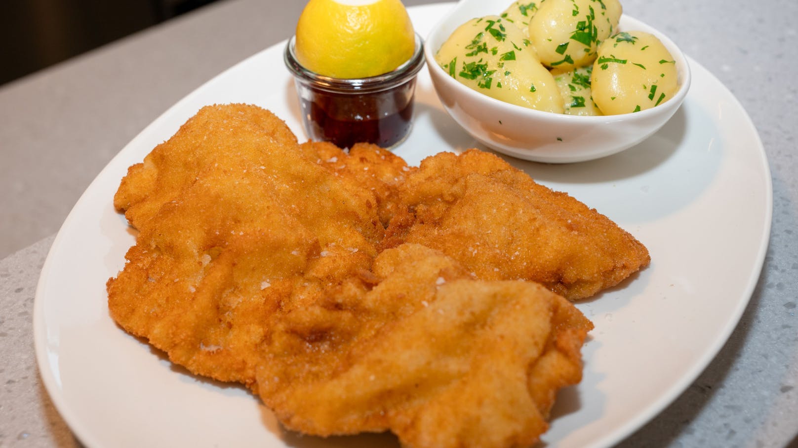 Auch Klassiker wie das Wiener Schnitzel dürfen natürlich nicht fehlen.