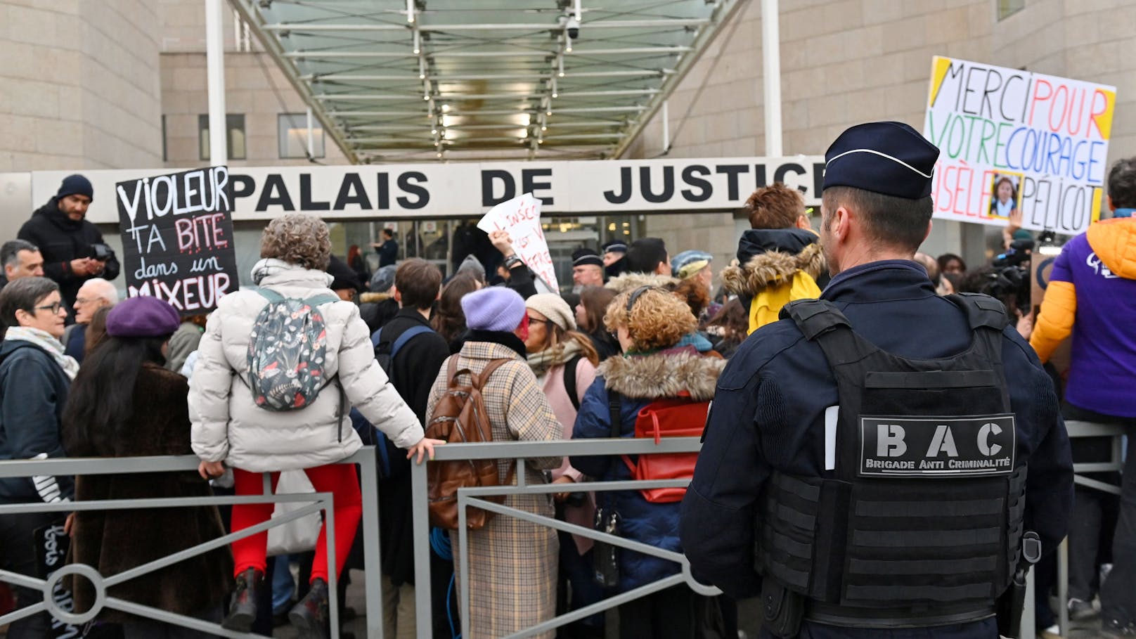 Großer Andrang vor dem Gerichtsaal in Avignon am Tag der Gerichtsverhandlung.