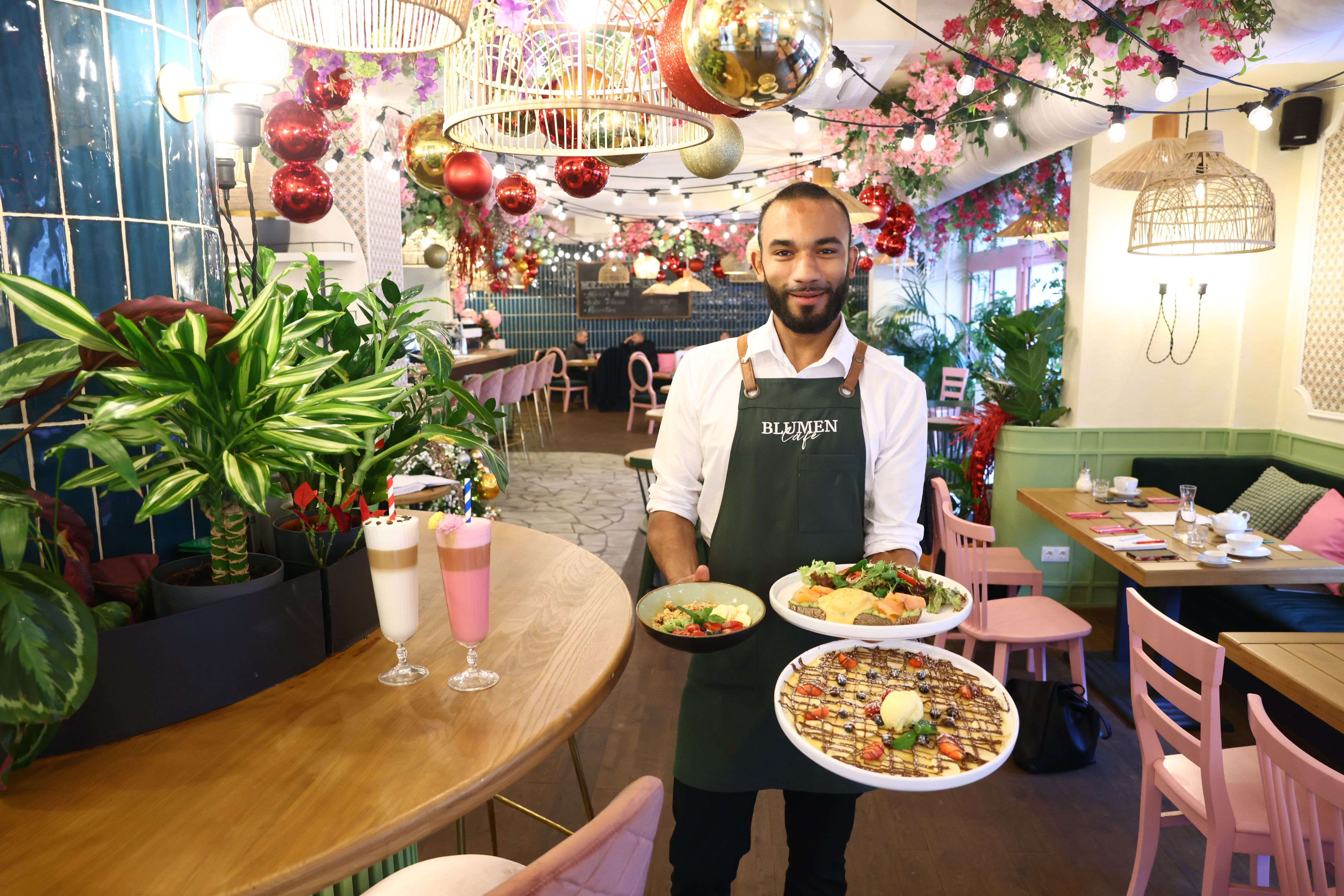 Serviceleiter Jackson präsentiert das vielfältige Brunch-Angebot.