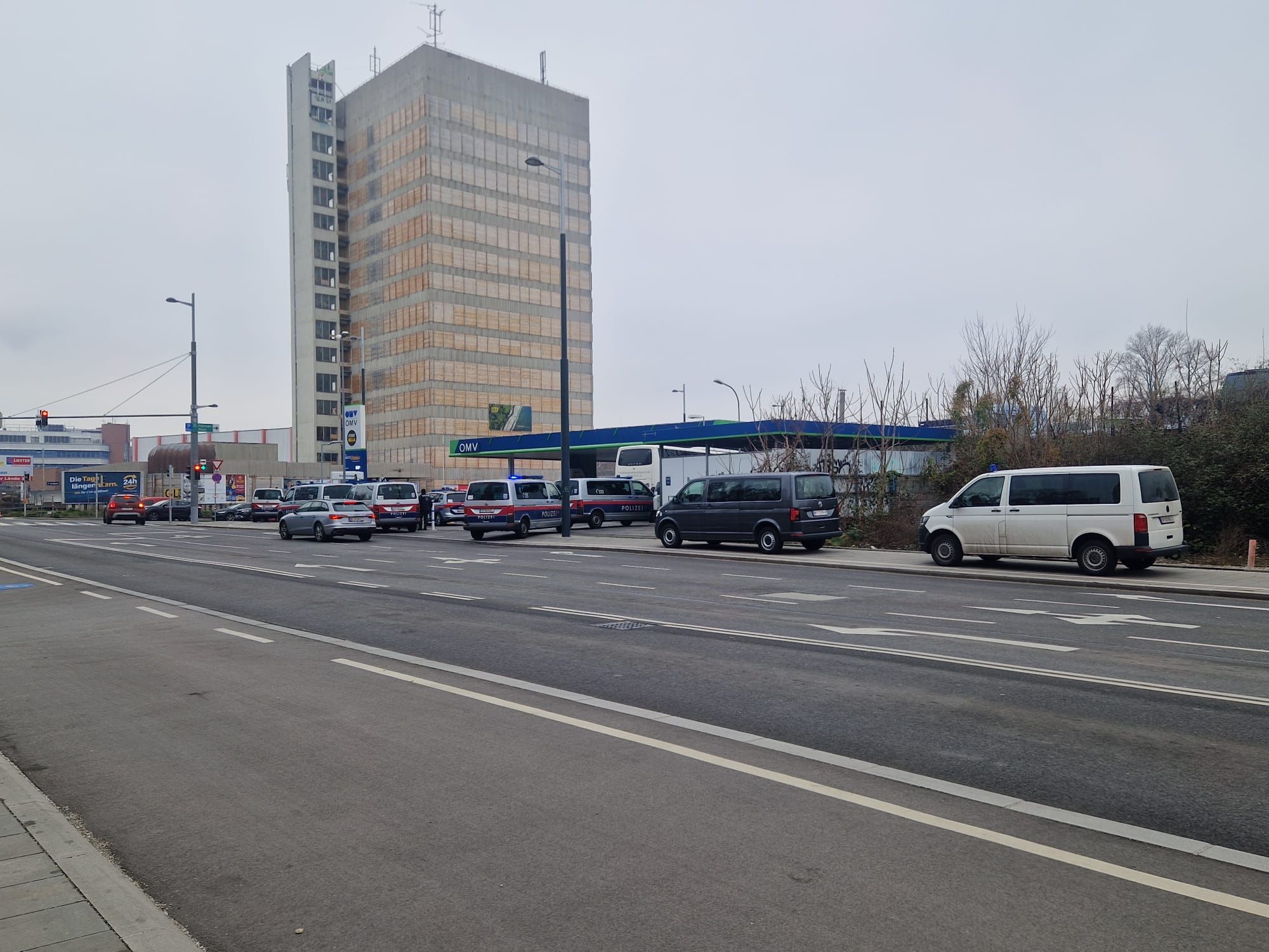 Großeinsatz für die Wiener Polizei auf der Tankstelle bei der Muthgasse.