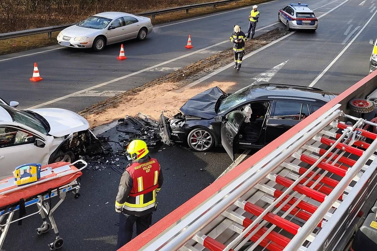 Die zwei Fahrzeuge prallten frontal aufeinander. 