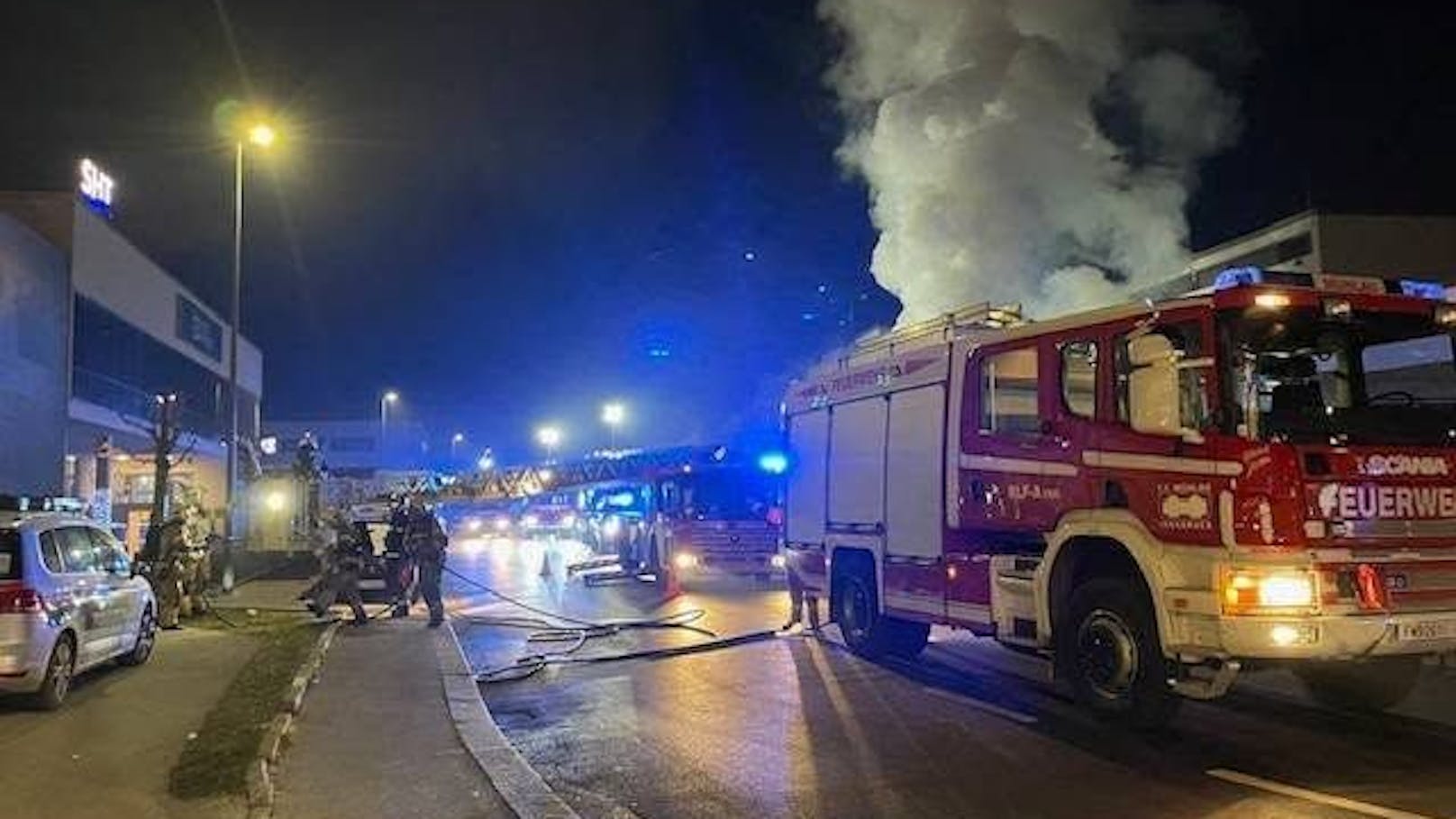 Feuerwehr im Einsatz! Riesige Rauchsäule über Innsbruck