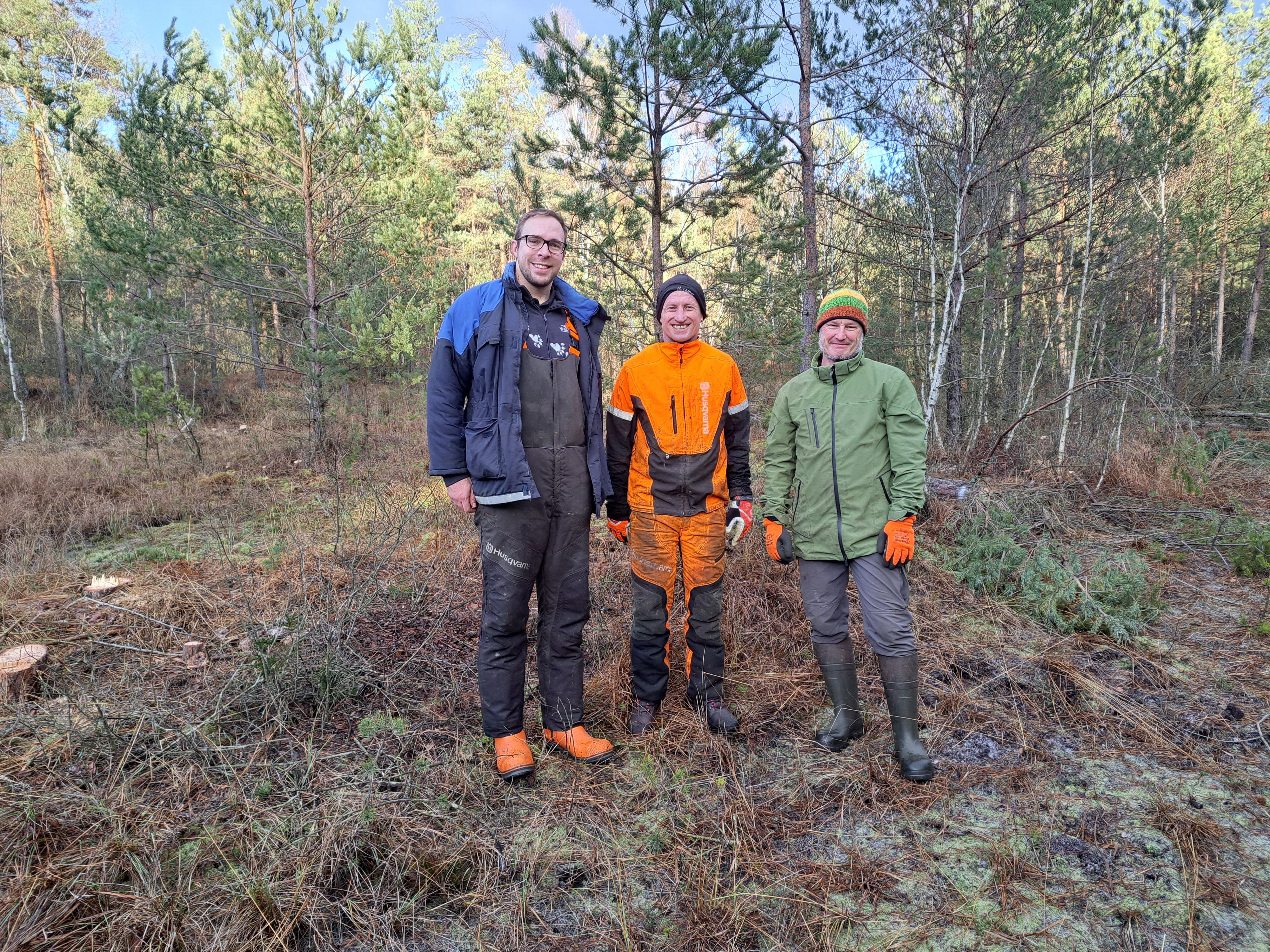 UnterWasserReich Geschäftsführer Thomas Kainz, Eaton Schrems Chef Markus Rametsteiner und Biologe Axel Schmidt (v.l.) legten selbst Hand an.