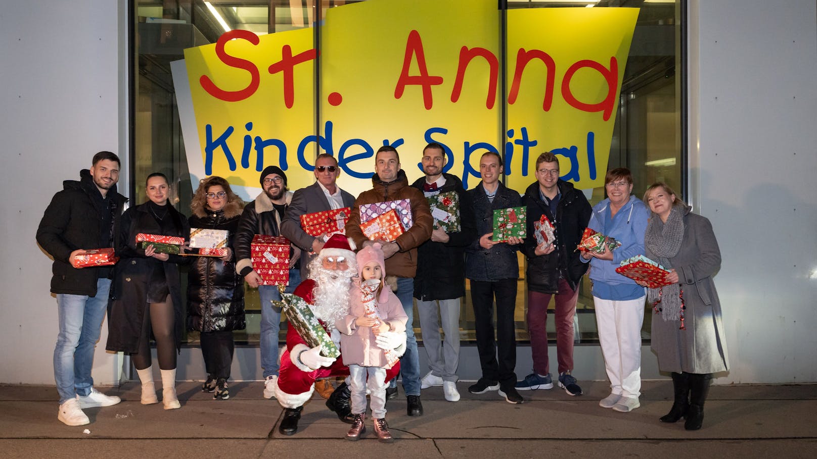 Fünfhaus-Santa ist da! Weihnachtswunder in Kinderspital