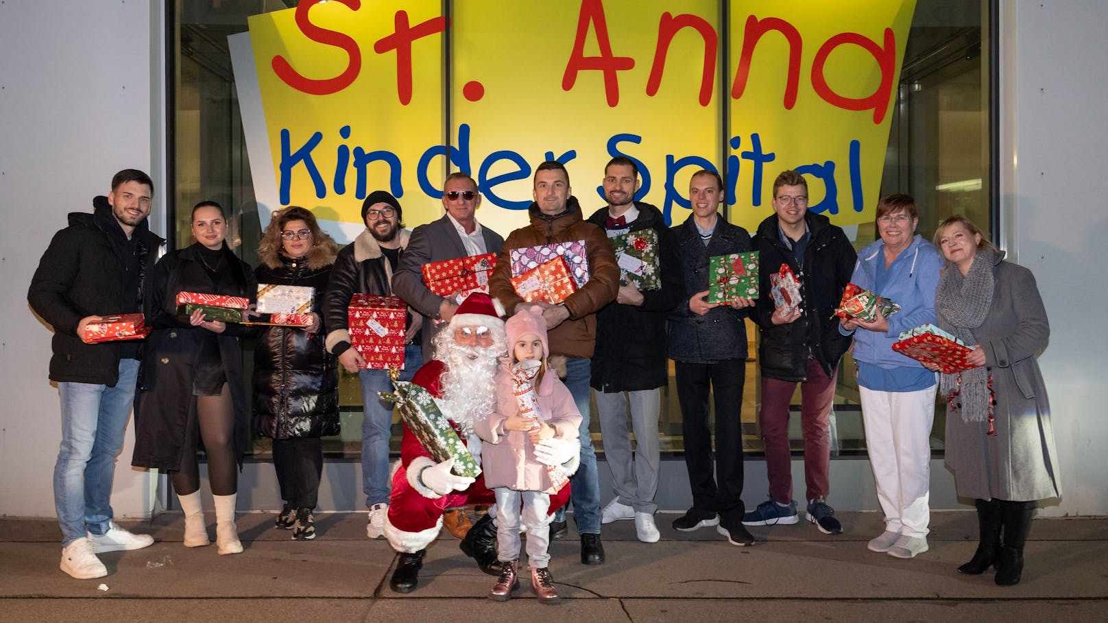 Kurz vor Weihnachten beschenkte Fünfhaus-Santa Daniel T. von "Share Love Get Love" und sein Team über 100 Kinder im St. Anna Kinderspital.