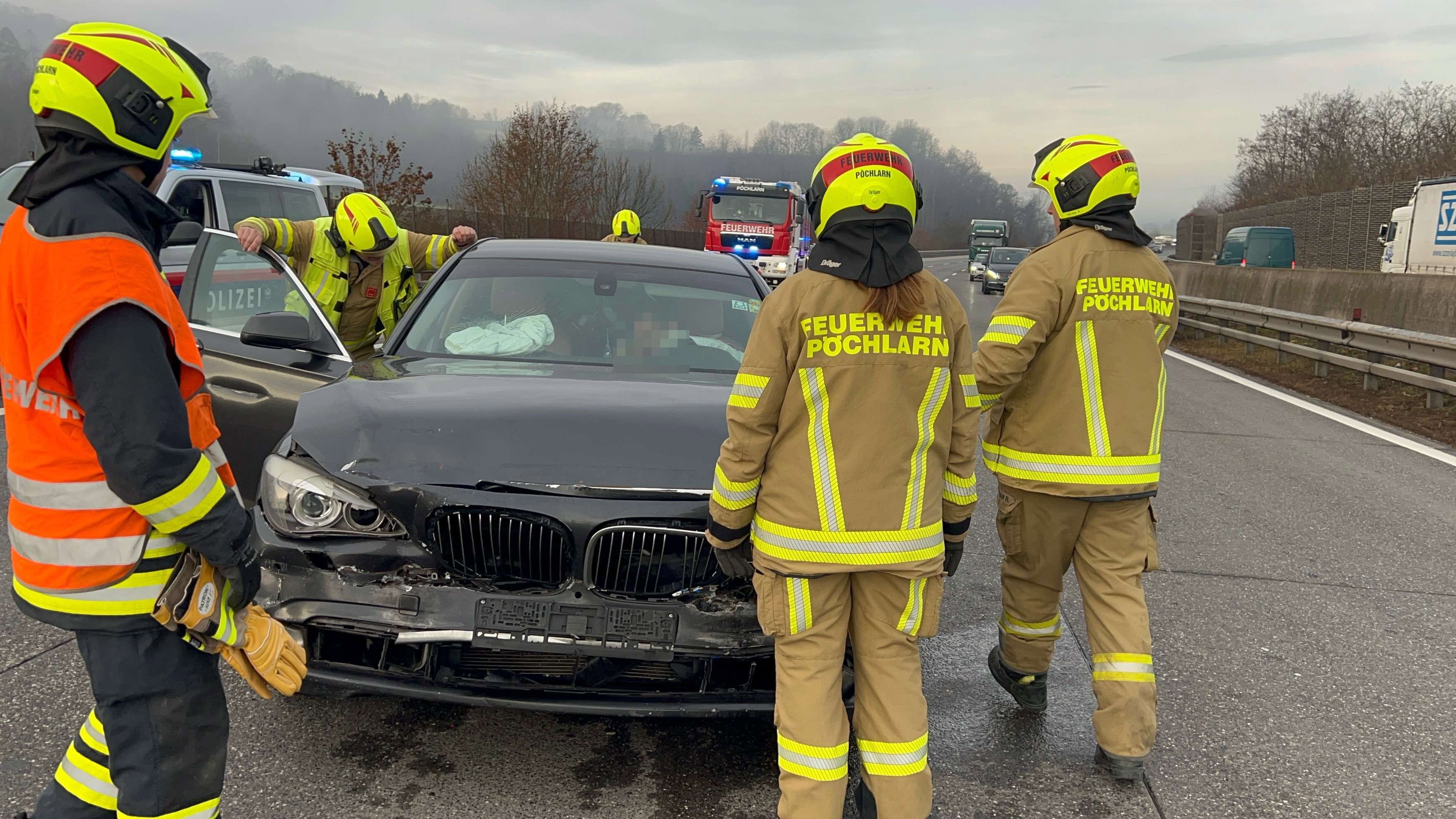 Das Unfallfahrzeug und Einsatzkräfte der Feuerwehr Pöchlarn