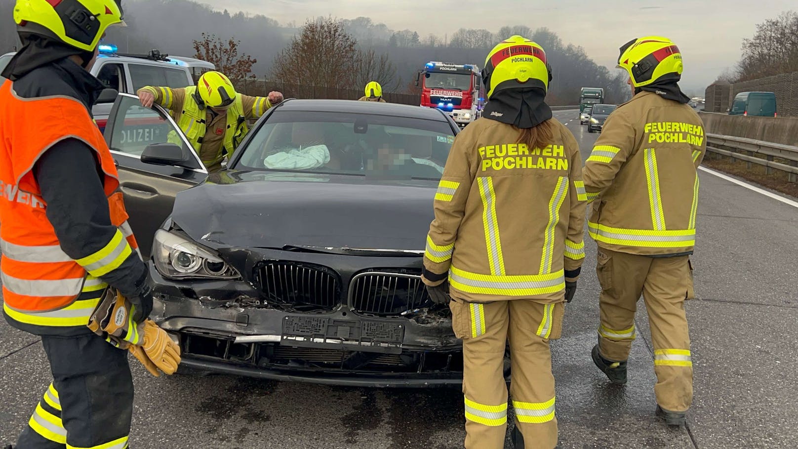 Crash auf der Autobahn – Pkw rammt Lastwagen