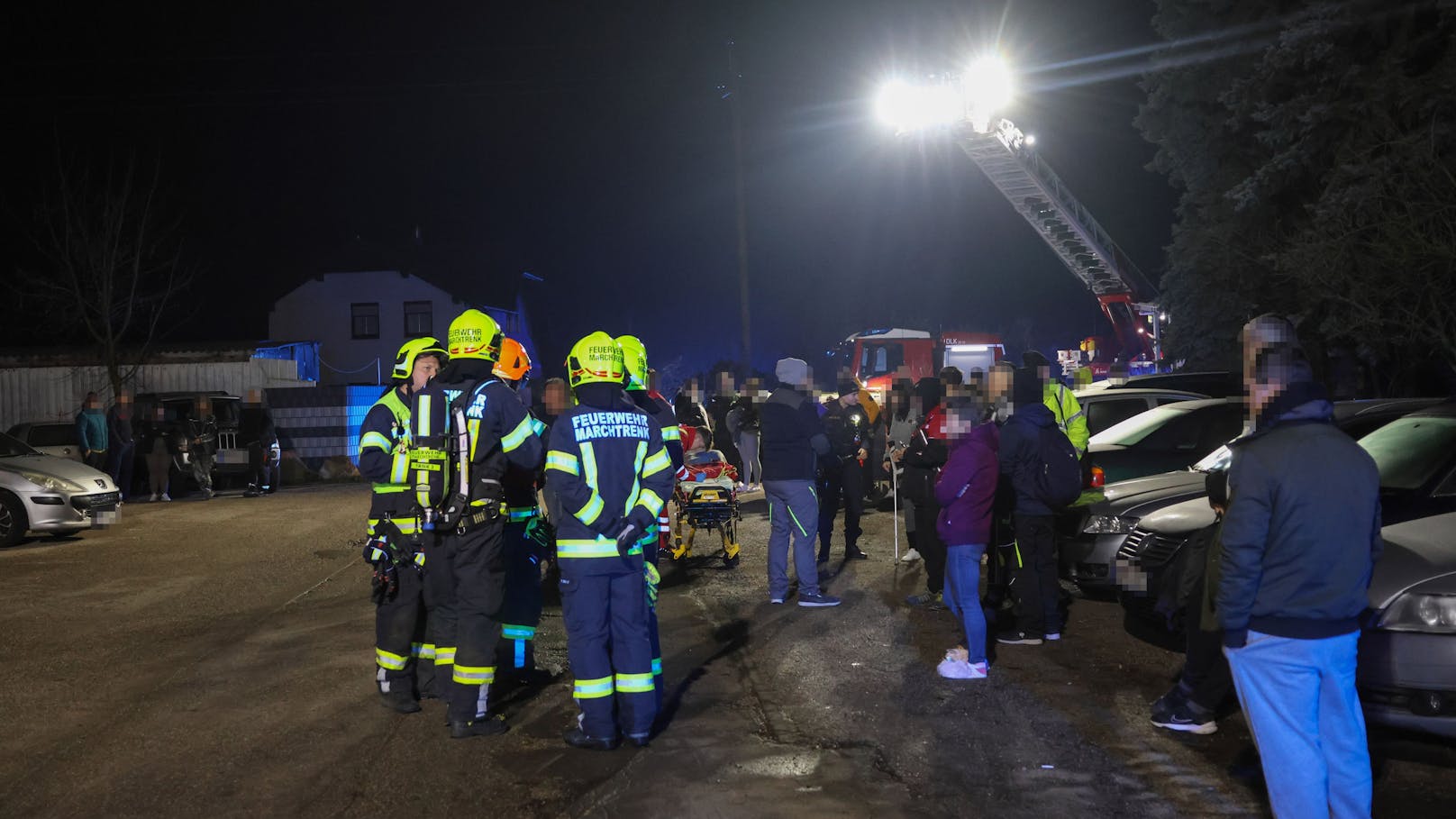 Ein Küchenbrand in einem Mehrparteienwohngebäude in Marchtrenk (Bezirk Wels-Land) hat am späten Mittwochabend für einen Einsatz zweier Feuerwehren gesorgt.