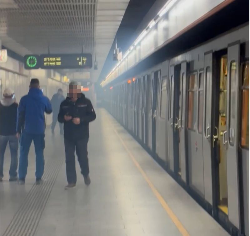 Der Rauch vernebelte die U-Bahnstation.