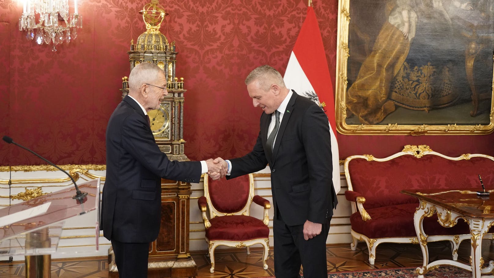 Bundespräsident Alexander Van der Bellen gelobte Mario Kunasek (FPÖ) als Landeshauptmann an.