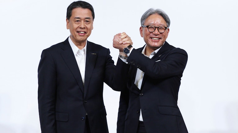 Mischt sich der Automarkt neu? Die japanischen Hersteller Nissan und Honda planen die Fusion zur Nr. 3 in der Welt, Mitsubishi könnte mit an Bord gehen. Die Hintergründe, was das für die Branche heißt und wie es um den Verkauf von E-Autos steht.