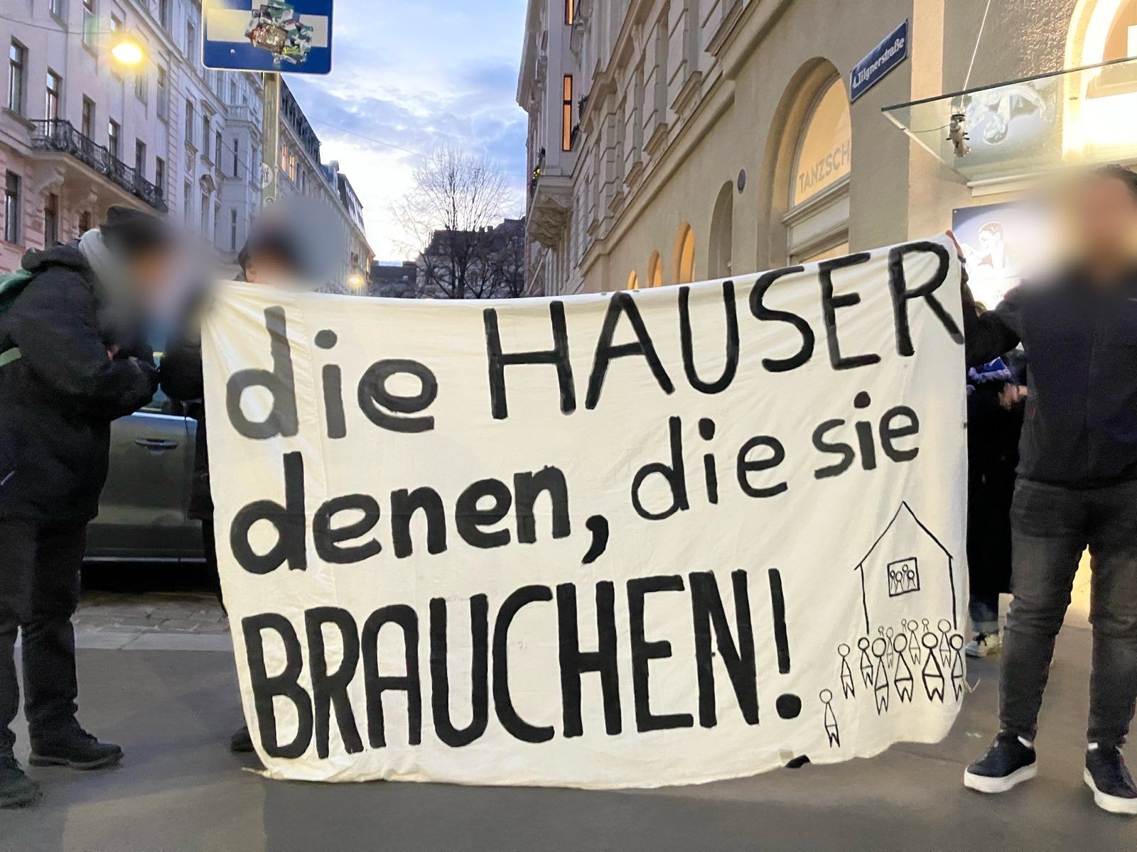 40 Demonstranten versammelten sich vor der Anwaltskanzlei, die an viele Bewohner Briefe mit Zahlungsaufforderungen versendete.