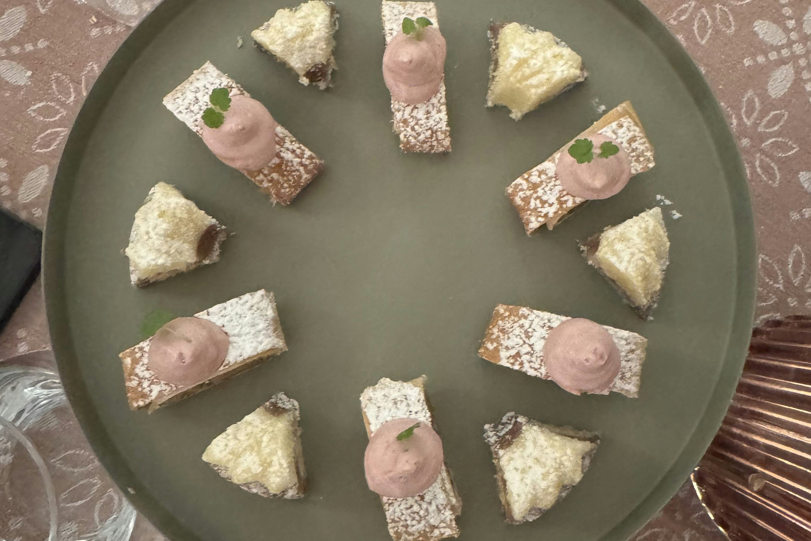 Die Petit Fours: Mini Strudel und Mini Gugelhupf