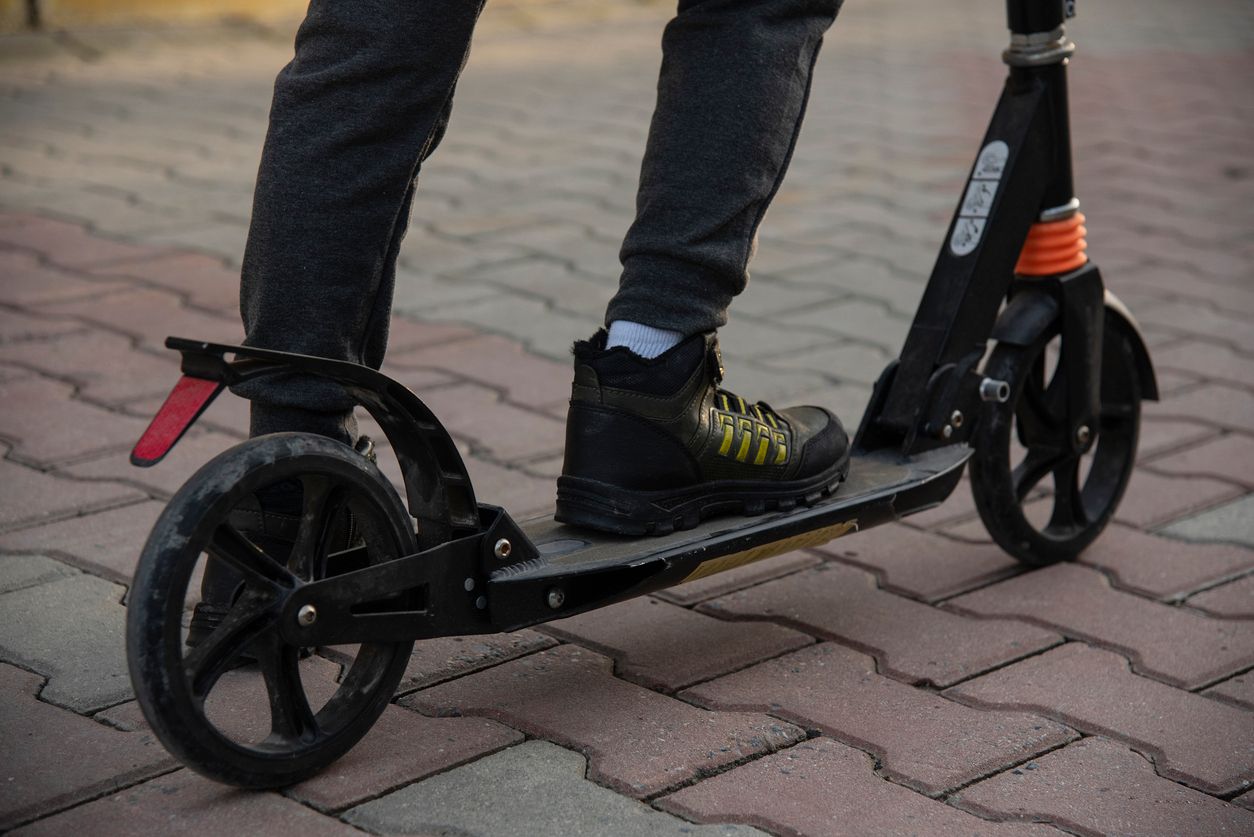 Die Beamten konnten einen der E-Scooter auffinden.