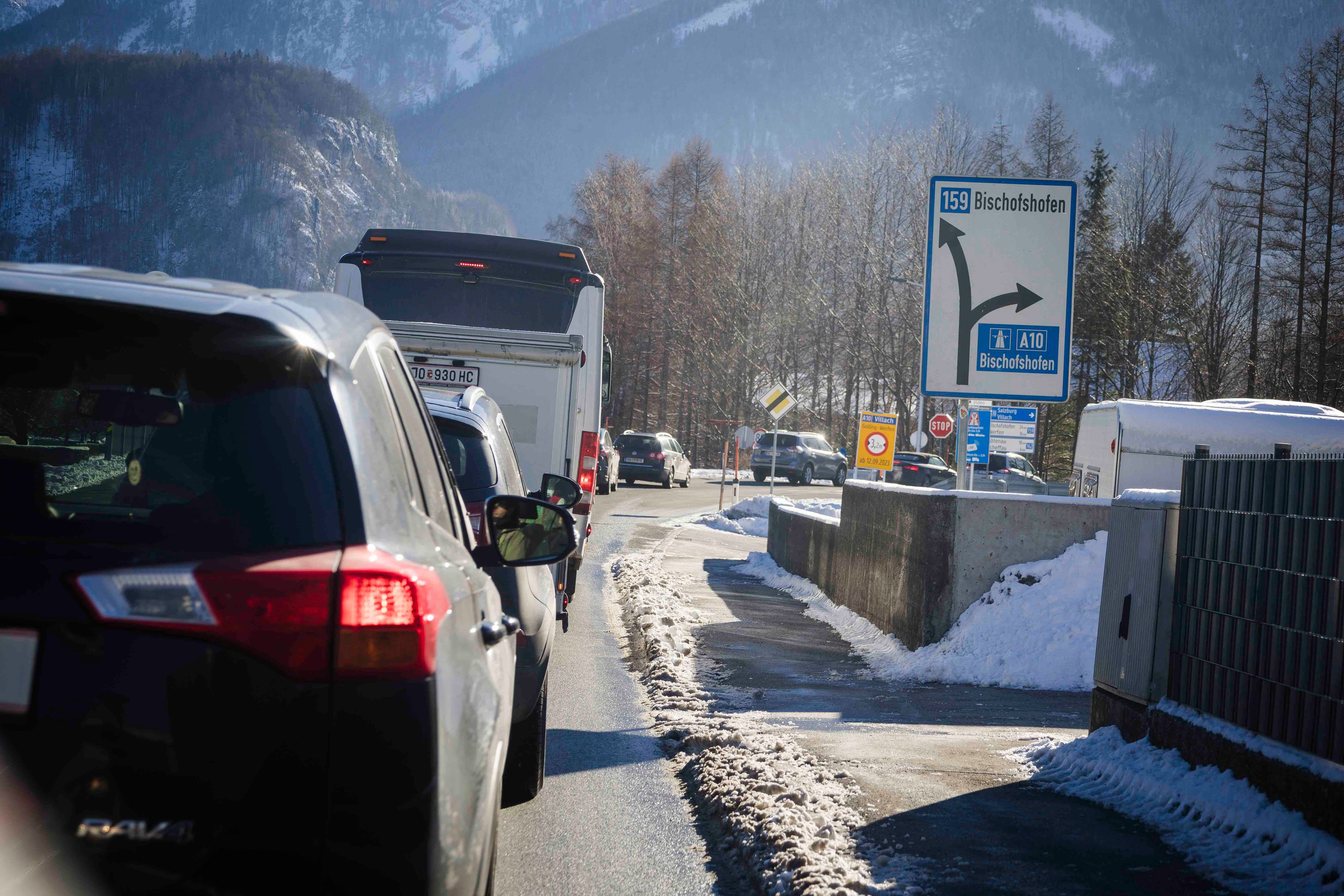 Stau und Blockabfertigung bei der Tunnelgruppe Werfen auf der Tauernautobahn (A10). Archivbild