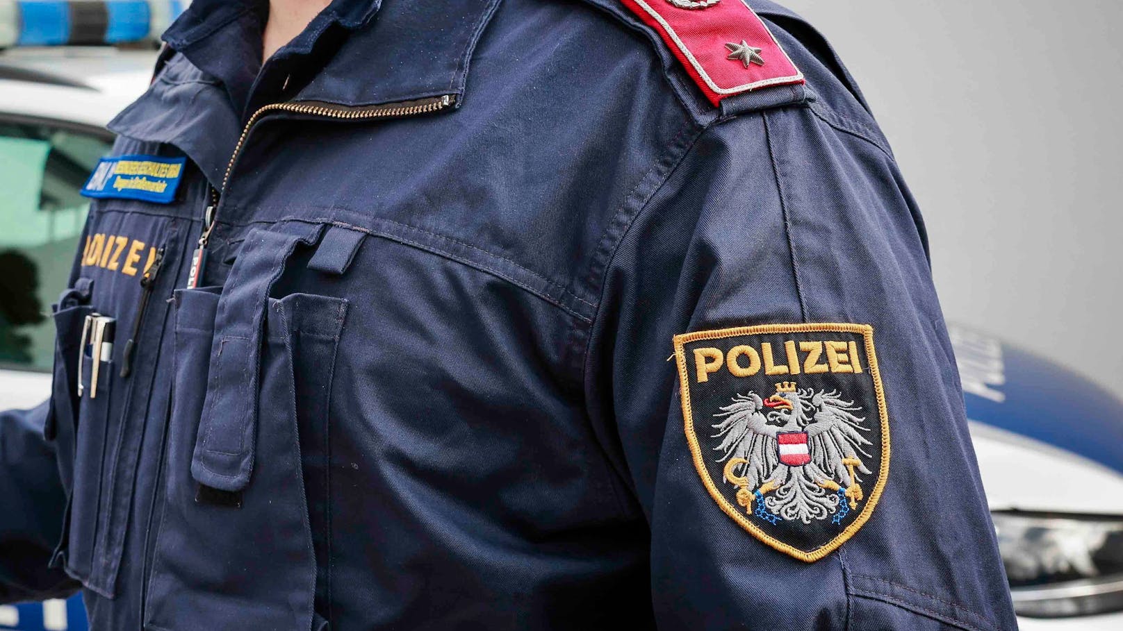 Eskalation in Hietzing! Mädchen attackiert Polizisten