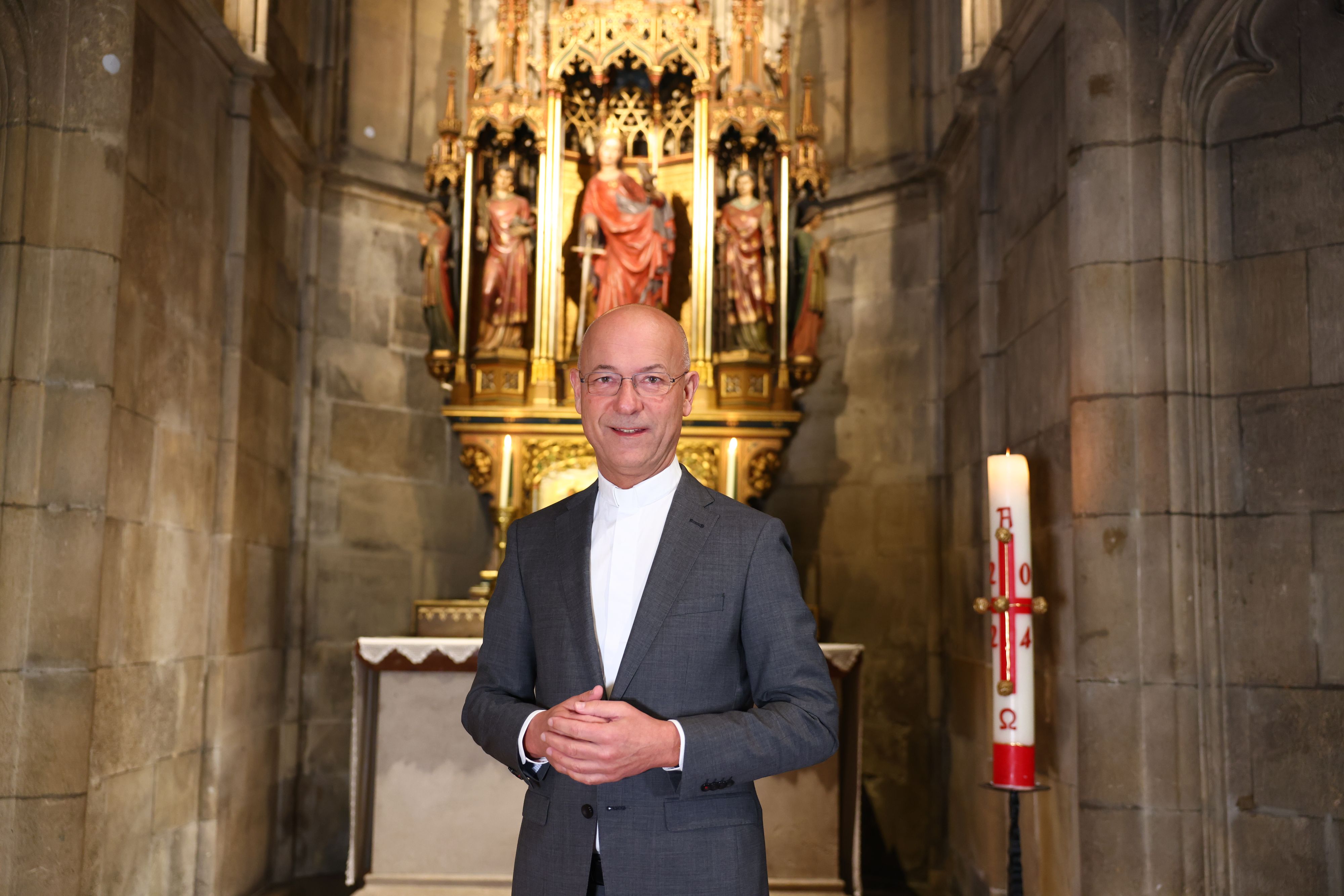 Dompfarrer Toni Faber und seine Geschwister müssen den Tod ihrer geliebten Mutter verkraften.