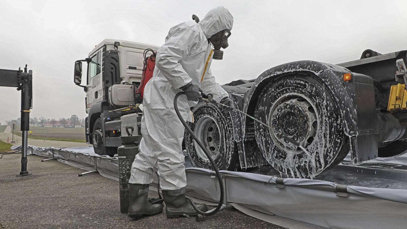 Auch in Österreich ist Vogelgrippe ein Problem: Im Bild Bundesheer-Soldaten bei einem Assistenzeinsatz des Bundesheeres aufgrund des H5N1-Ausbruchs im Bezirk Amstetten, aufgenommen am 8. November 2024. 