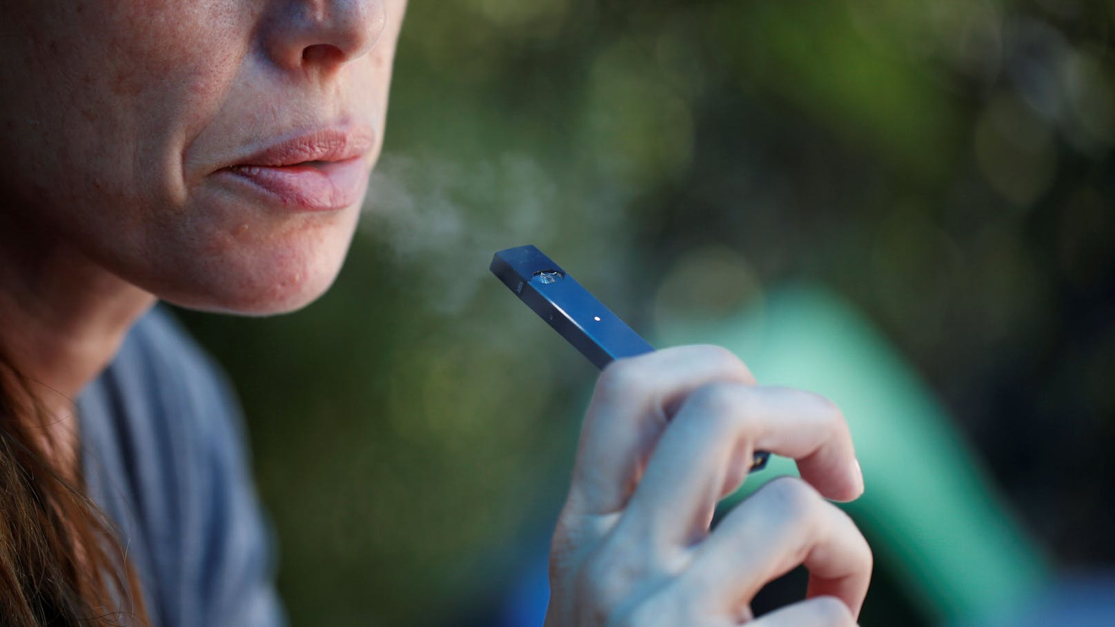 Kolumbianische Politikerin raucht E-Shisha im Parlament