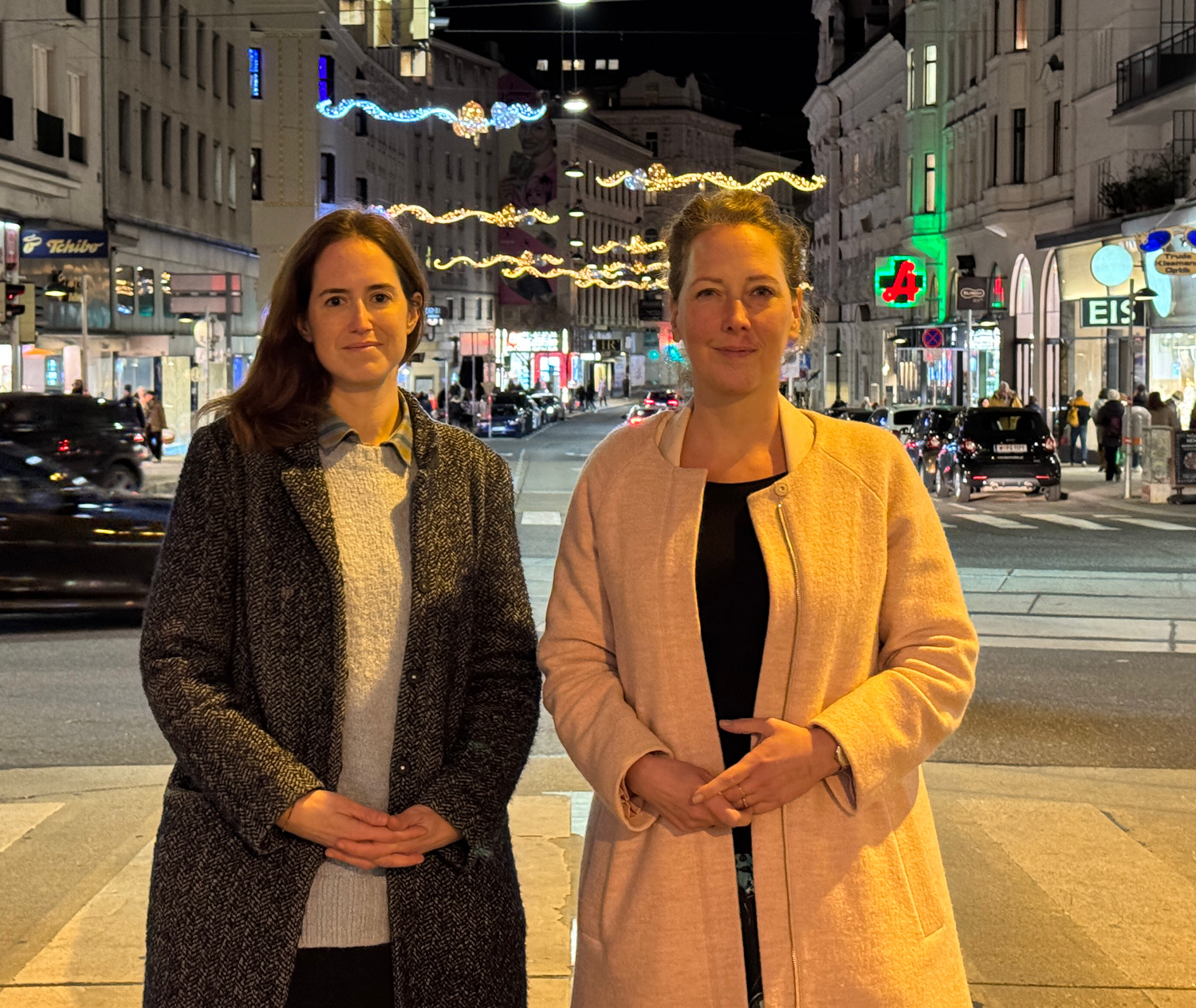Die Wiener Grünen-Chefin Judith Pühringer (links) und Sissi Widhalm, stellvertretende Bezirksvorsteherin Landstraße, fordern eine dringende Umgestaltung der Landstraßer Hauptstraße.