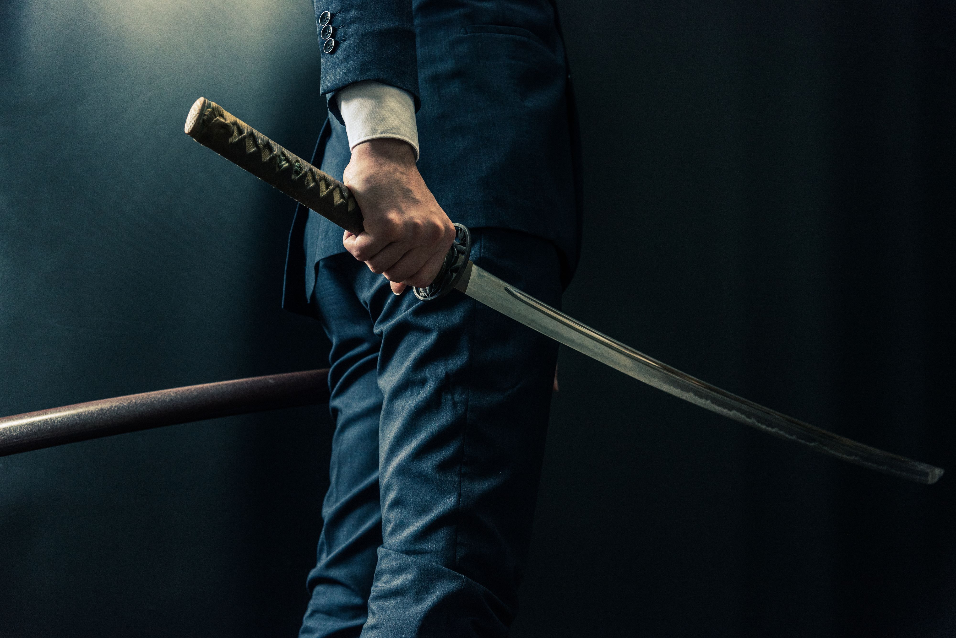 Der Mann soll seinen Bekannten mit einem japanischen Schwert bedroht haben.