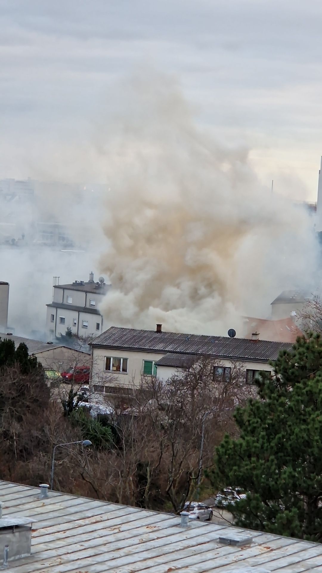 Rauchsäule in Wien! Flammen-Inferno in einer Kfz-Werkstatt im 22. Bezirk.