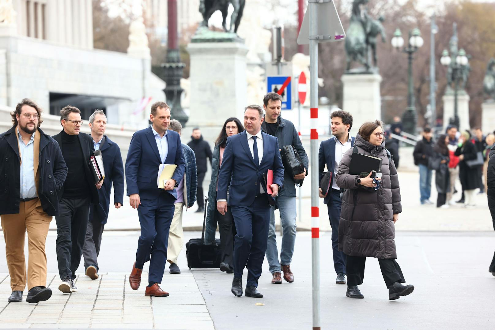 Wenig überraschend spießt es sich besonders beim Thema Steuern. Da haben sich ÖVP ("keine neuen Steuern") und SPÖ (Vermögens- und Erbschaftssteuern) schon vor Verhandlungsbeginn einzementiert.