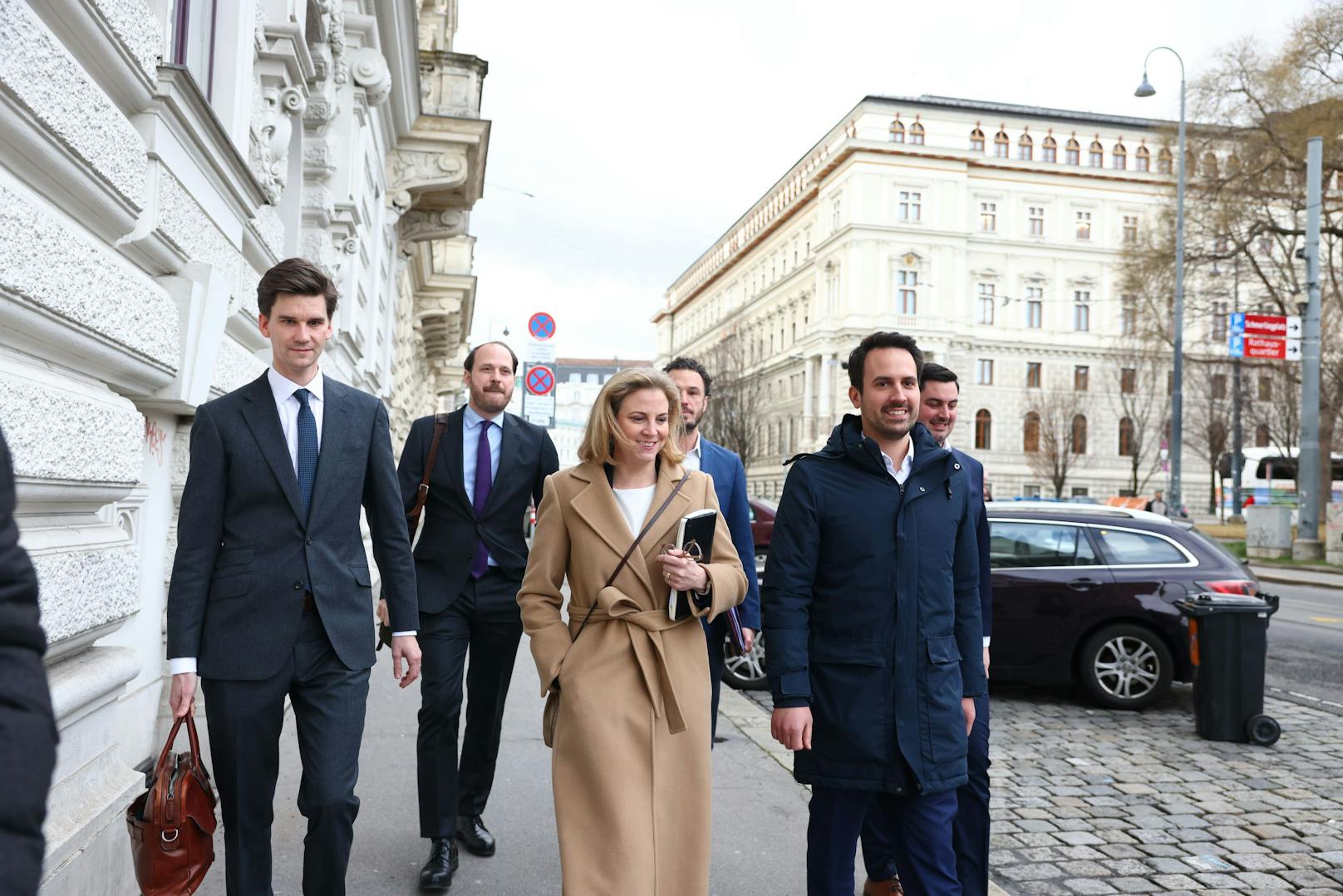 Ebenso möchte man mit der christlich-sozialen Volkspartei kurz vor Weihnachten über Änderungen bei der Fristenlösung debattieren oder in Zeiten des Arbeitskräftemangels das Arbeitslosengeld erhöhen (!).