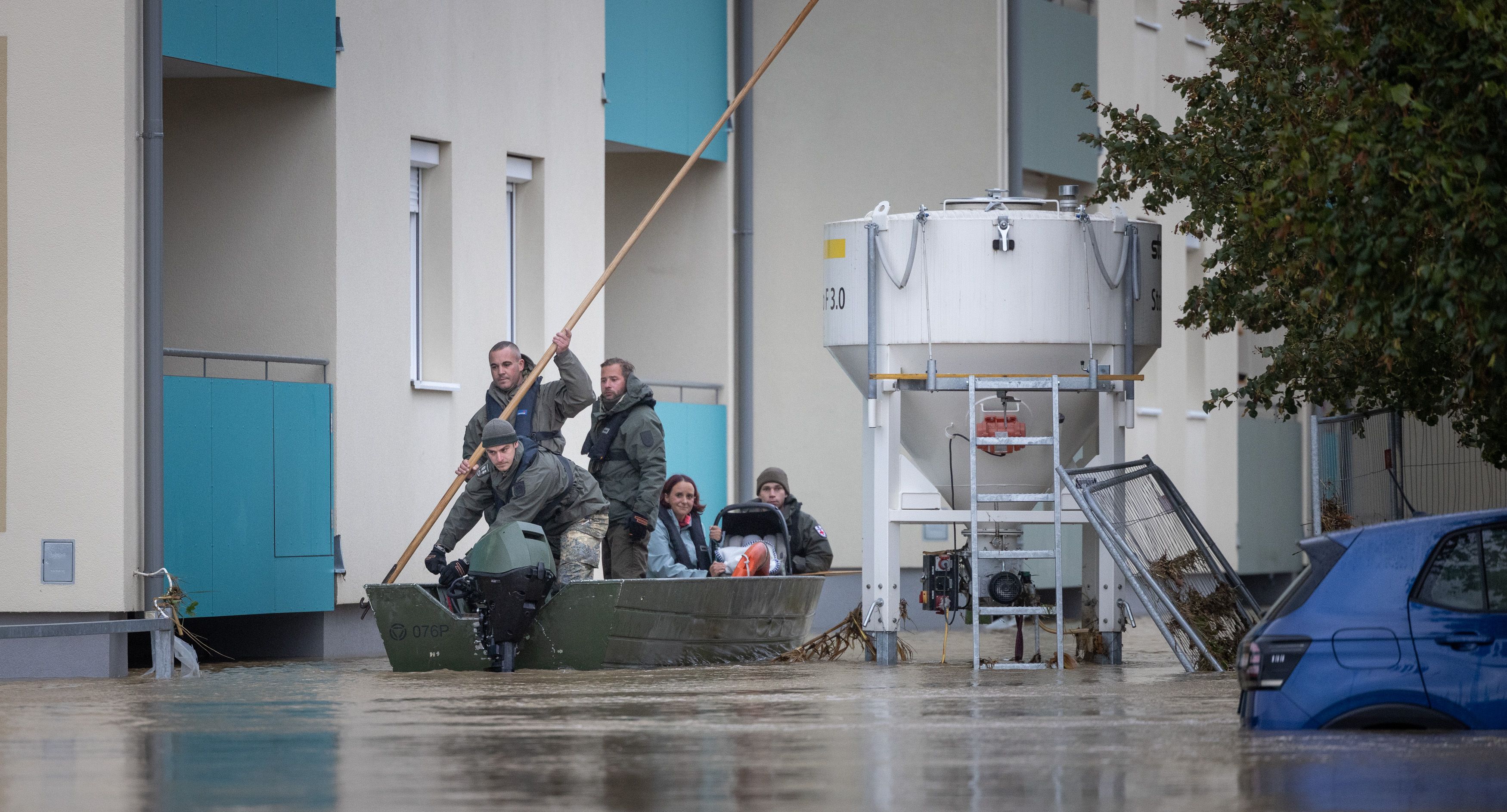 Groß Sierning, Niederösterreich, am 15. September 2024: Melker Pioniere bergen Einwohner mit einem Boot