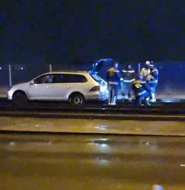 Die Berufsfeuerwehr konnte den Wagen schnell aus den Gleisen entfernen.