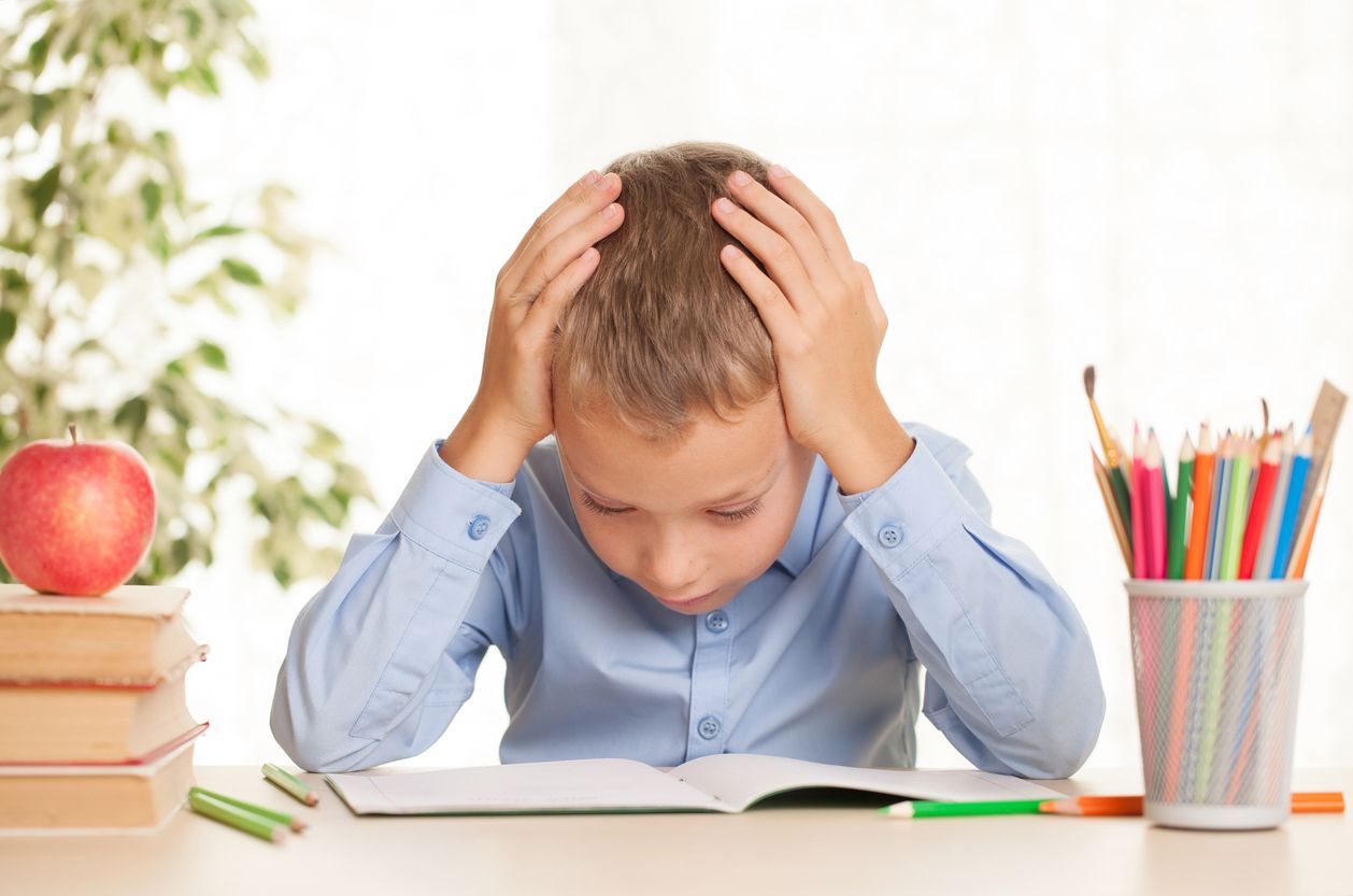 Betroffene Kinder lesen sehr stockend, oft undeutlich, lassen Wörter, Wortteile oder Buchstaben aus, fügen willkürlich welche hinzu oder verdrehen und vertauschen diese.