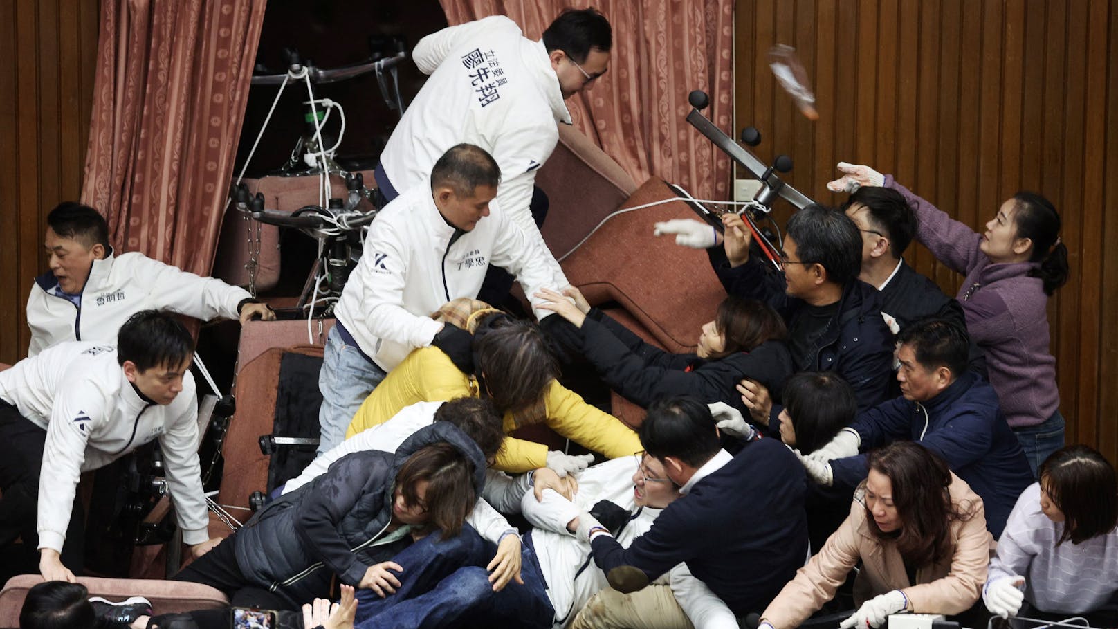 Handgreifliche Auseinandersetzung in Taiwans Parlament