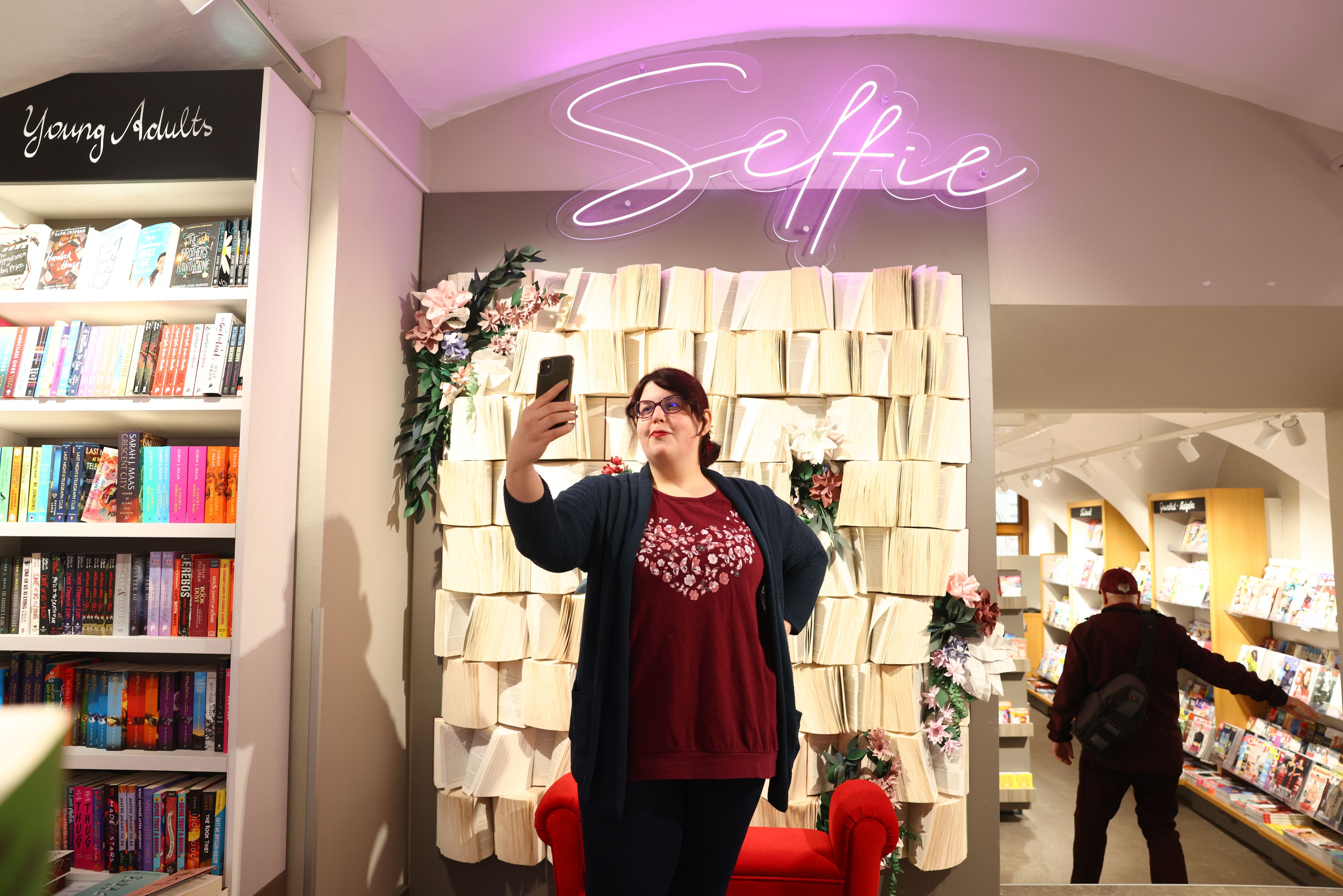 Die neue Selfie-Wand in der Buchhandlung MORAWA lädt zum Fotografieren ein. Ein echter Hingucker zwischen Bücherregalen und modernen Highlights.