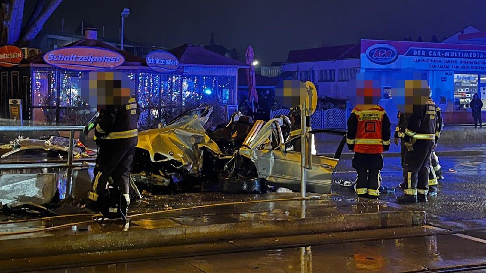 Wunder! BMW-Lenker überlebt Horror-Unfall in Wien