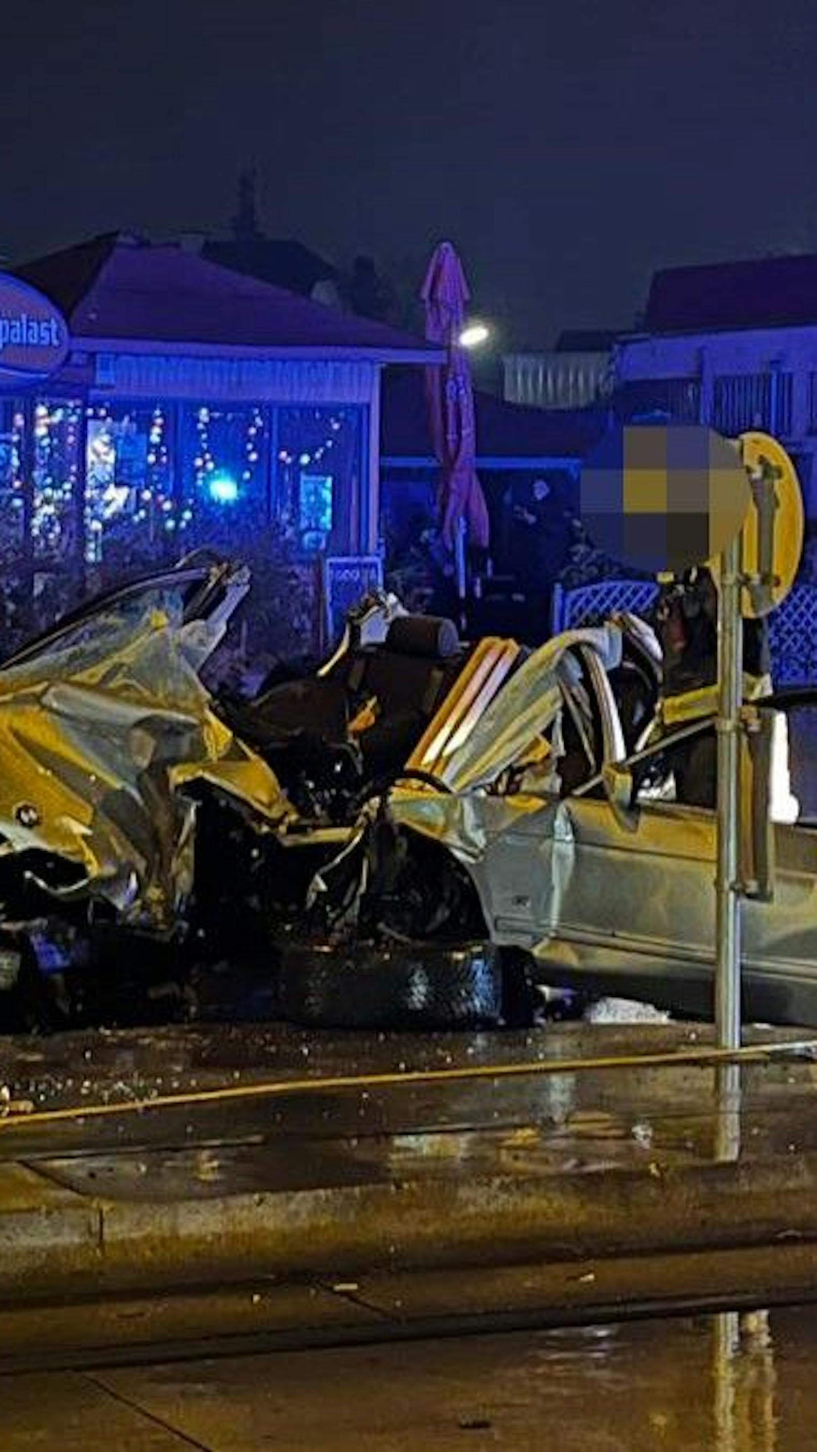 Wunder! BMW-Lenker überlebt Horror-Unfall in Wien