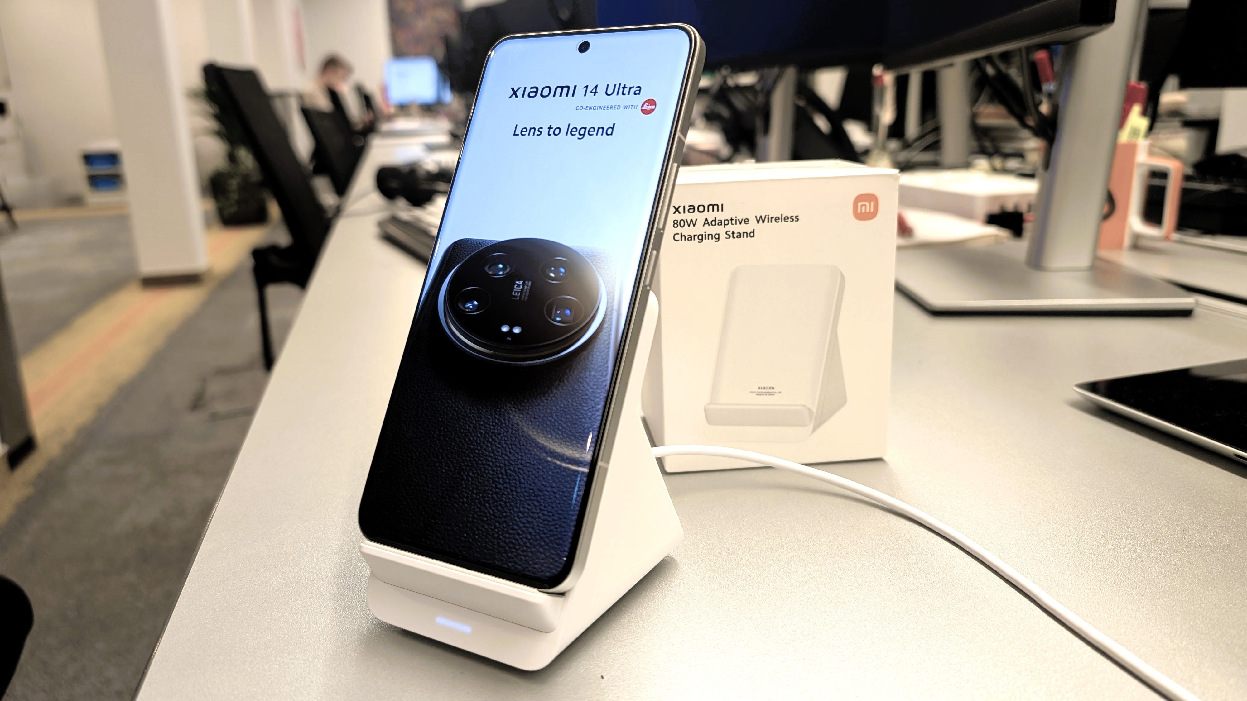 Der Xiaomi 80W Adaptive Wireless Charging Stand – es handelt sich um eine teure, aber auch richtig schnelle Ladelösung