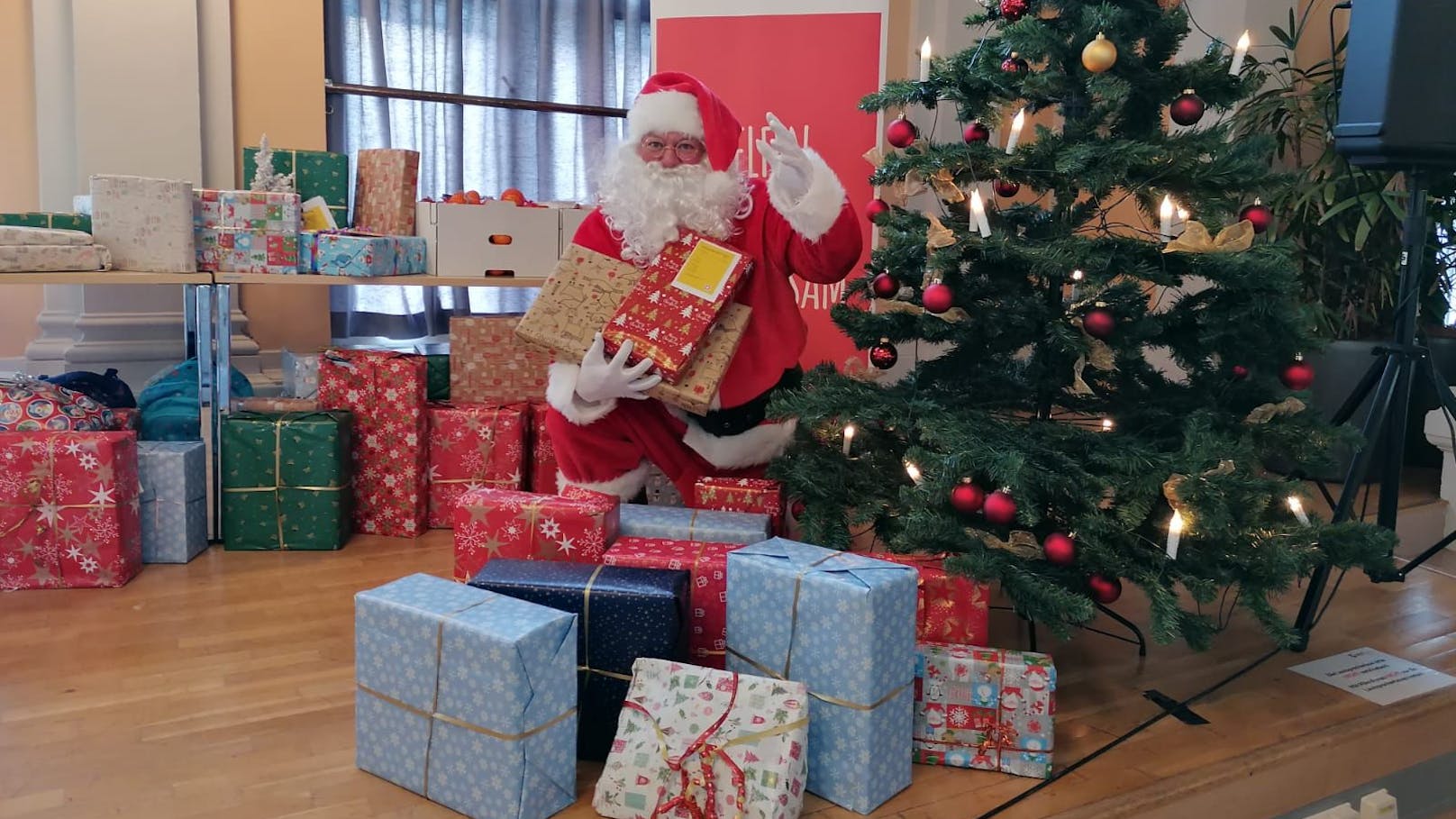 Weihnachtsmann überraschte Kinder mit den Geschenken