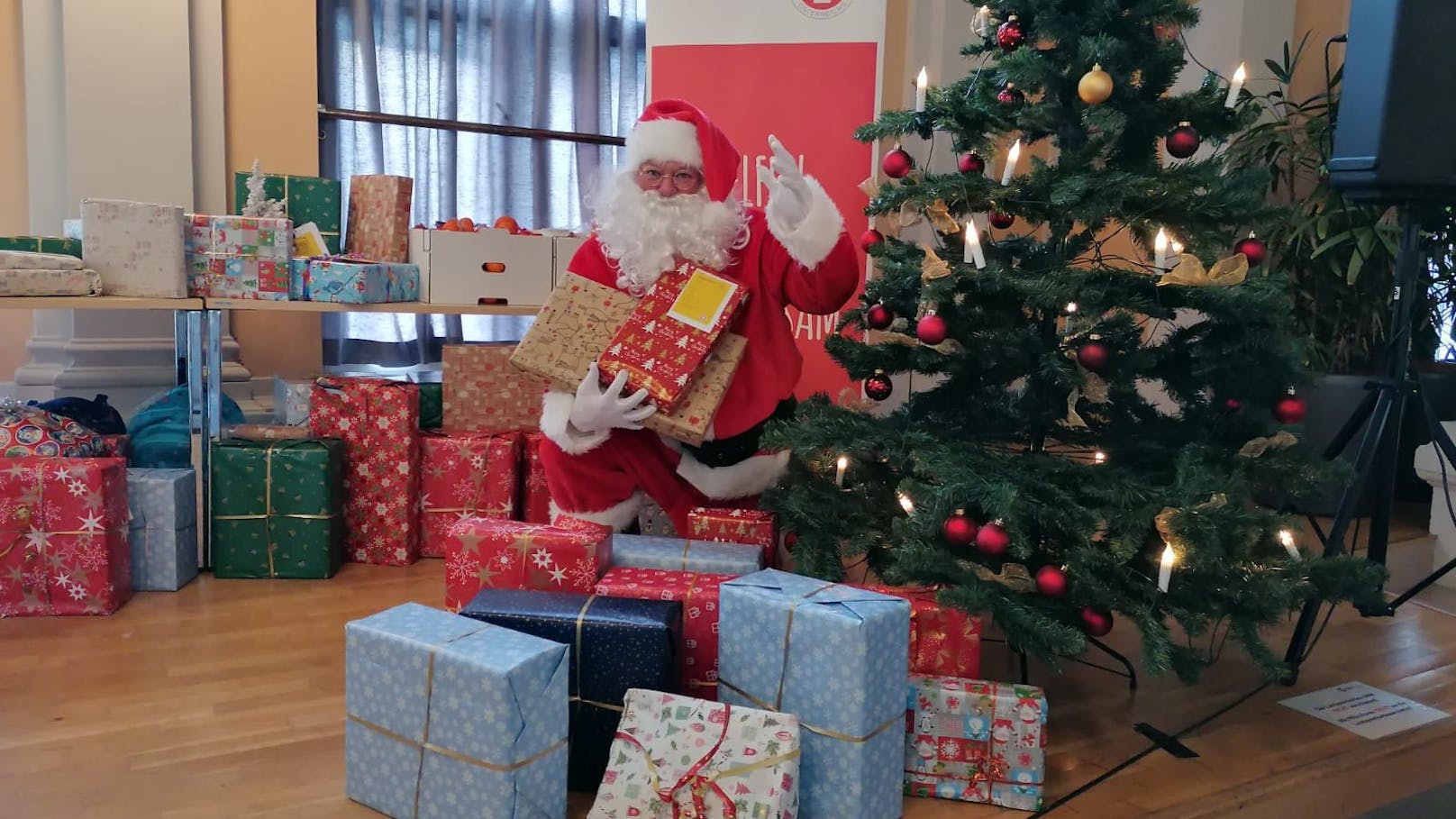 Der Weihnachtsmann brachte alle Kinder zum Lachen.