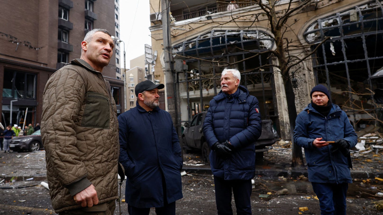 Kiews Bürgermeister Vitali Klitschko besucht den Tatort im Zentrum der Hauptstadt.