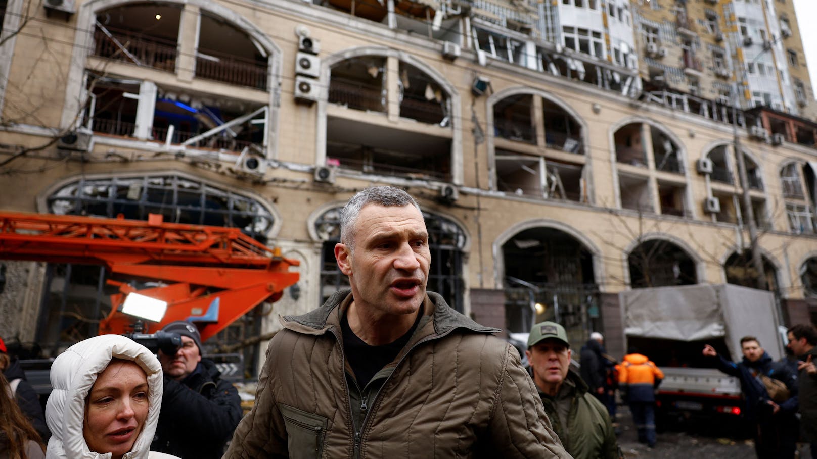 Kiews Bürgermeister Vitali Klitschko besucht den Tatort im Zentrum der Hauptstadt.