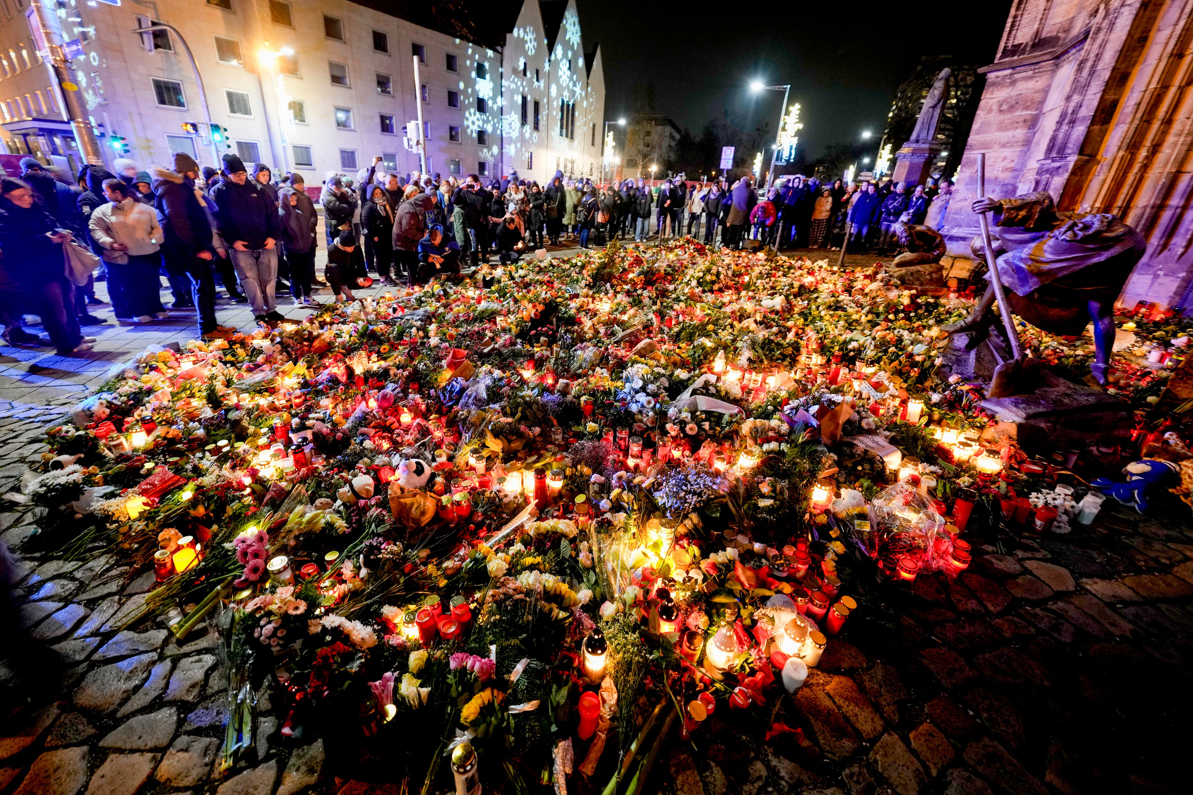 Blumen und Kerzen vor der St.-Johannis-Kirche in der Nähe des Magdeburger Weihnachtsmarktes